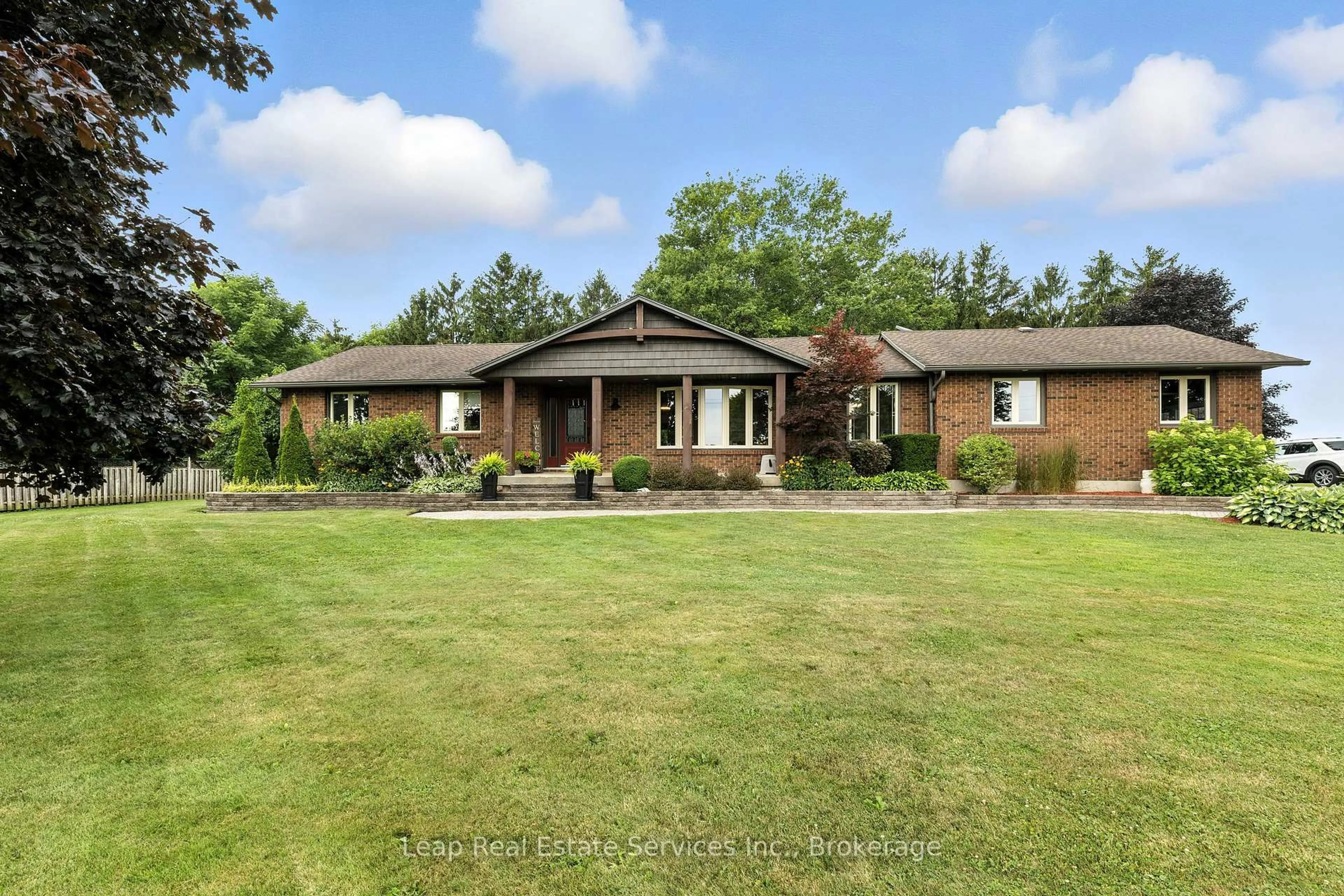A pic from outside/outdoor area/front of a property/back of a property/a pic from drone, unknown for 404996 Beaconsfield Rd, Norwich Ontario N0J 1C0