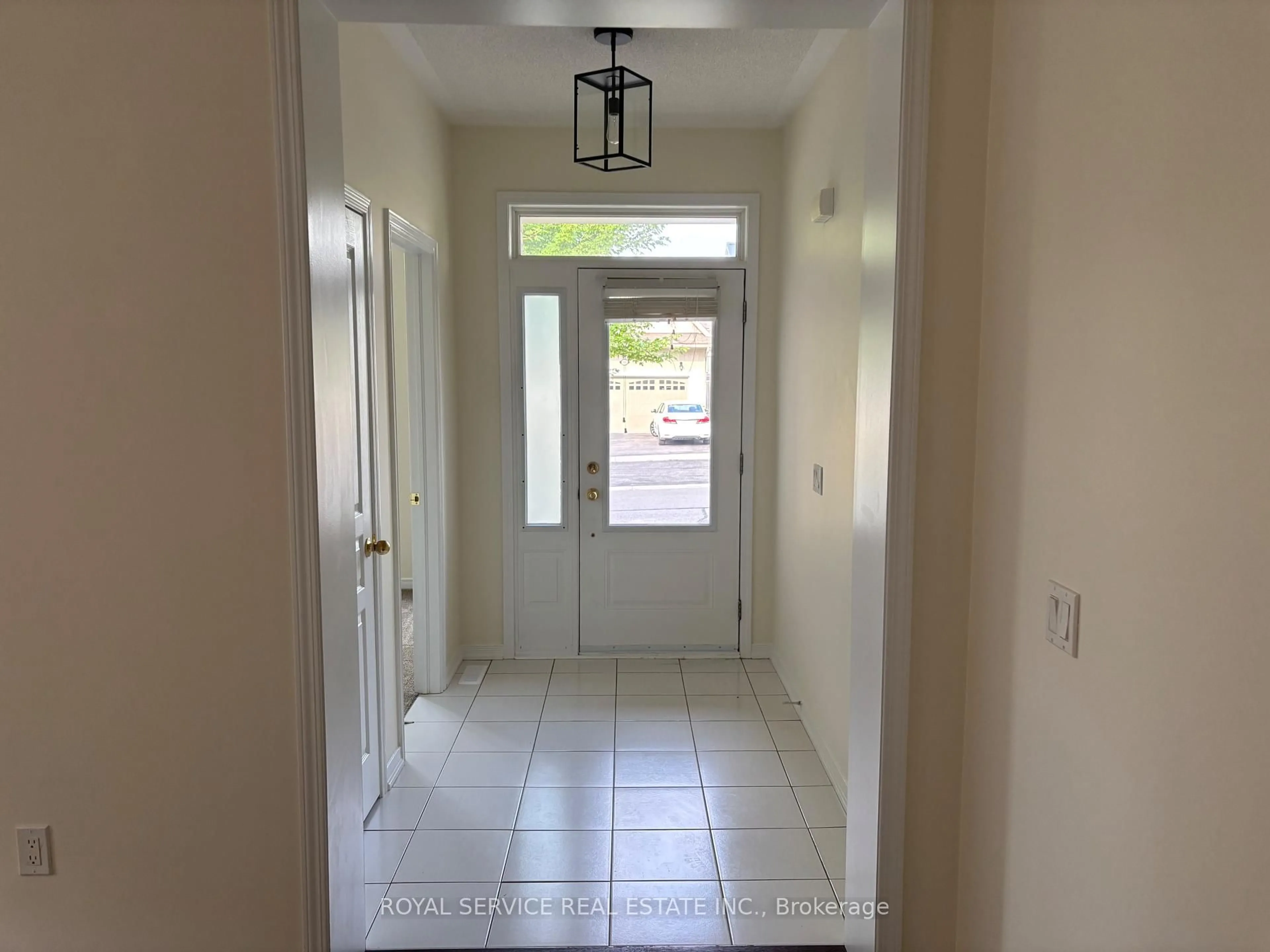 Indoor entryway for 660 Prince Of Wales Dr, Cobourg Ontario K9A 0C9