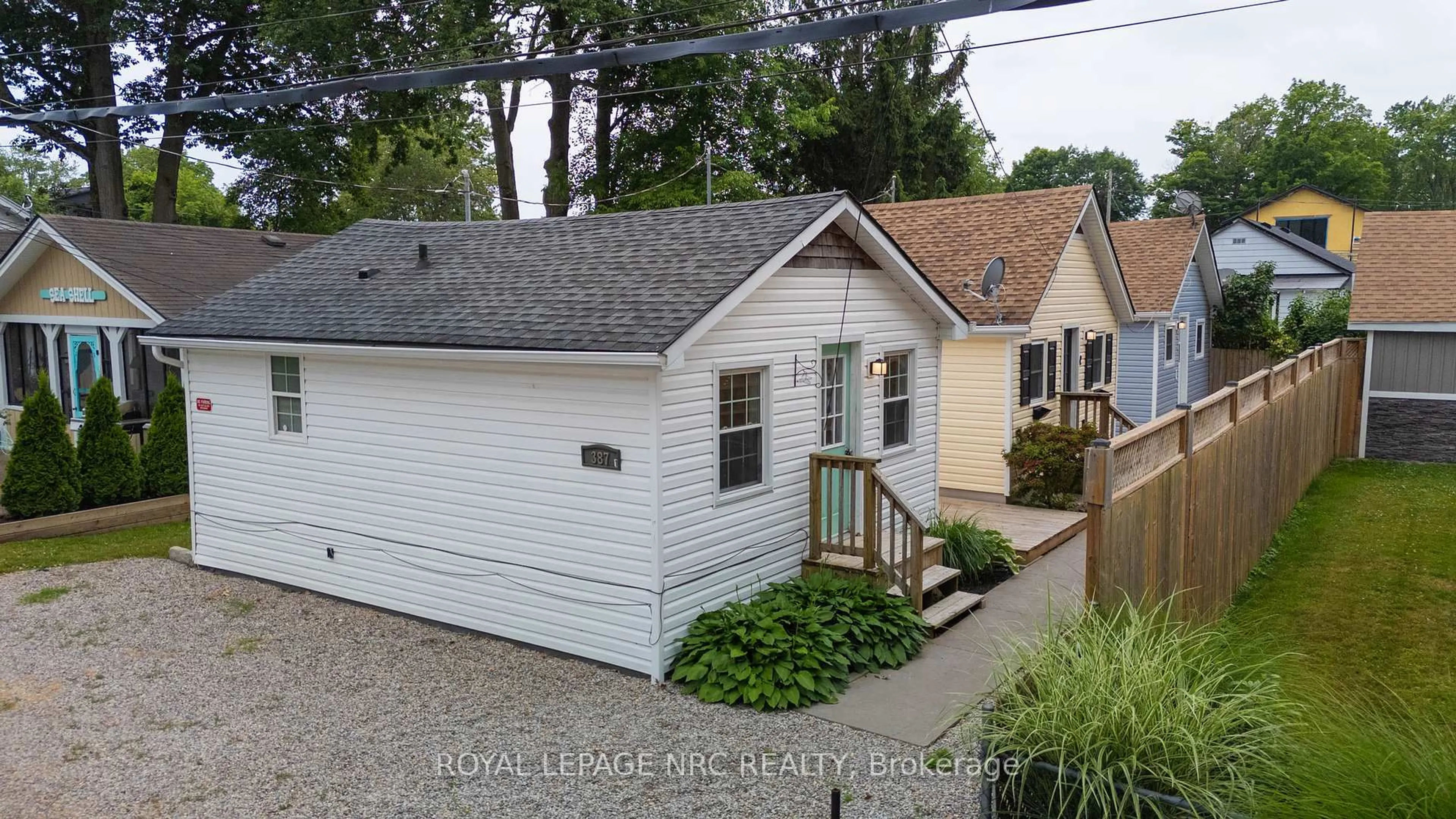 A pic from outside/outdoor area/front of a property/back of a property/a pic from drone, street for 387 Elmwood Ave, Fort Erie Ontario L0S 1B0