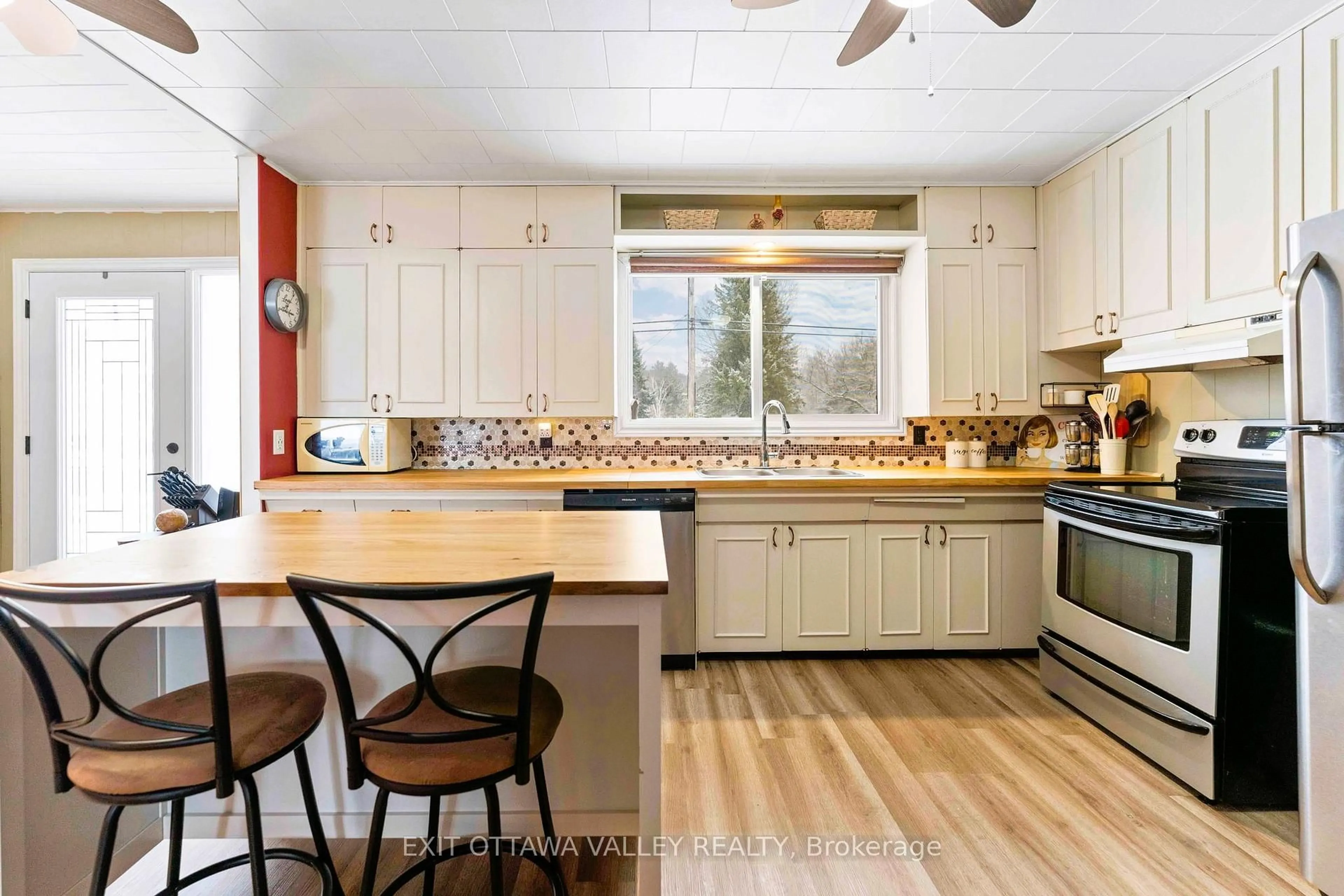 Open concept kitchen, unknown for 101 Siberia Rd, Barry's Bay Ontario K0J 1B0