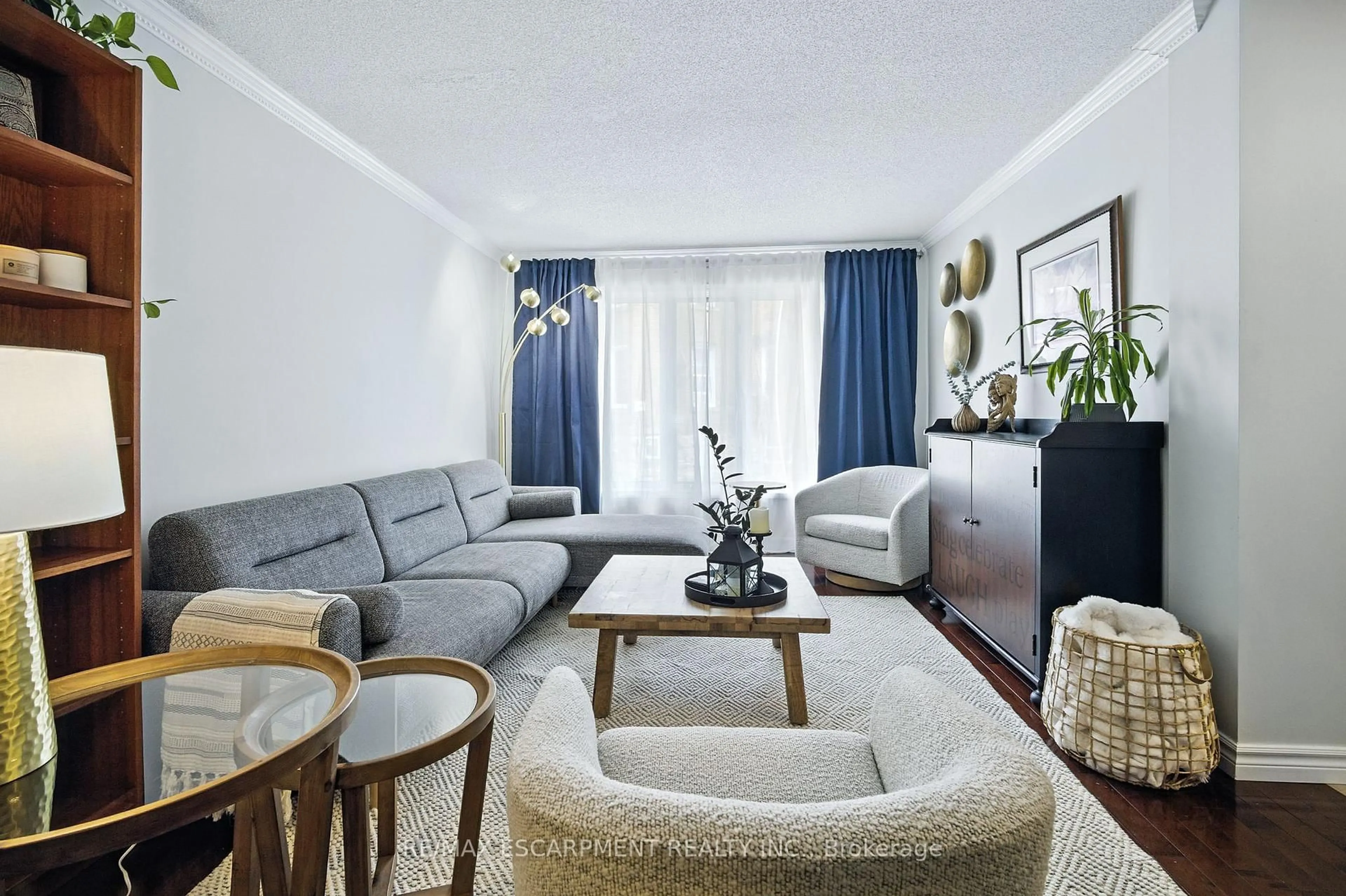 Living room with furniture, carpet floor for 38 Locke St, Hamilton Ontario L8P 3Z8