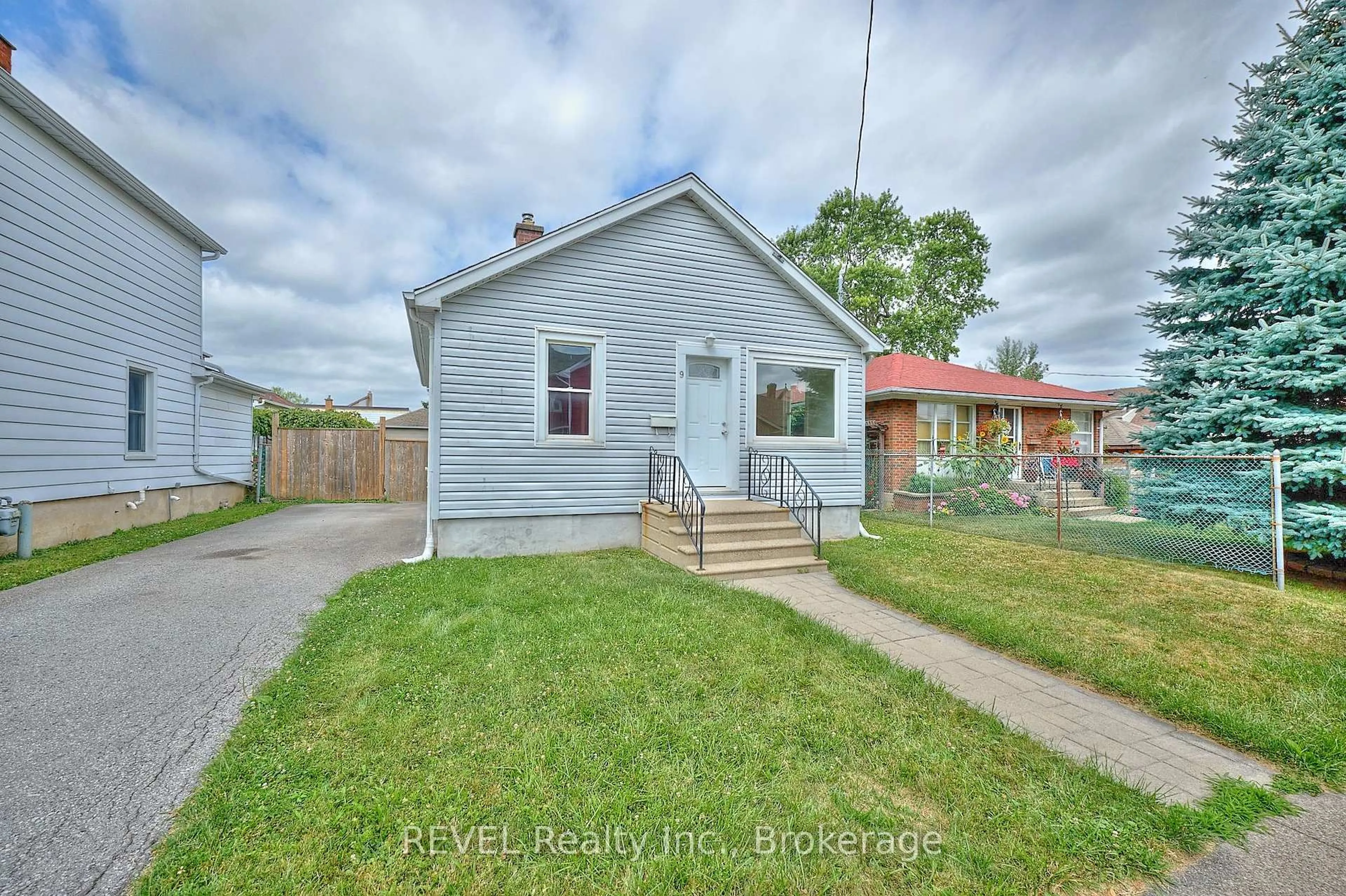 A pic from outside/outdoor area/front of a property/back of a property/a pic from drone, street for 9 Colborne St, Thorold Ontario L2V 3P6