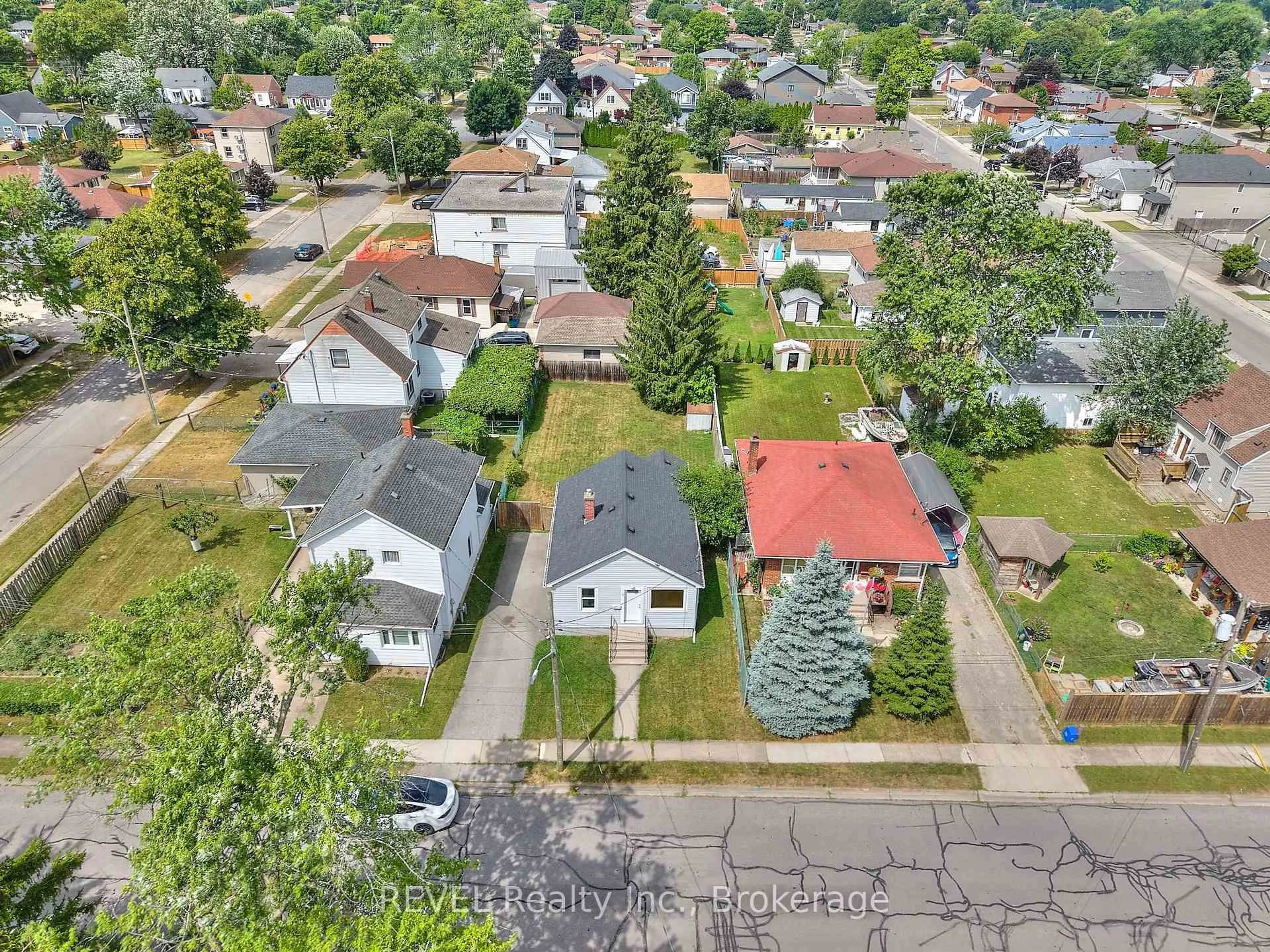 A pic from outside/outdoor area/front of a property/back of a property/a pic from drone, street for 9 Colborne St, Thorold Ontario L2V 3P6