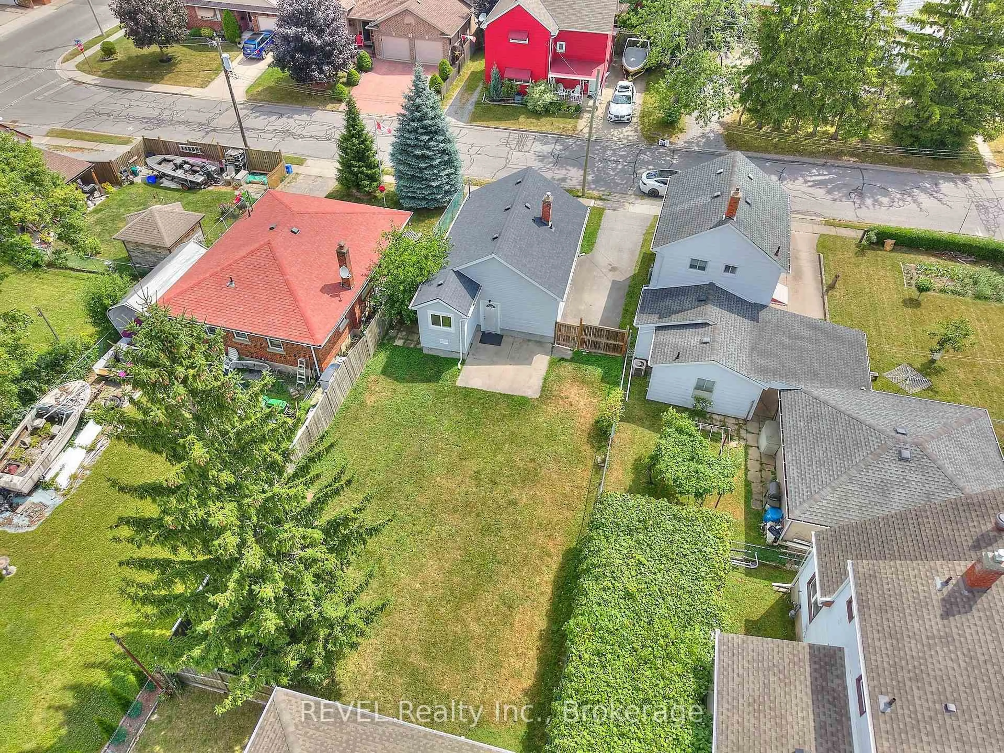 A pic from outside/outdoor area/front of a property/back of a property/a pic from drone, street for 9 Colborne St, Thorold Ontario L2V 3P6