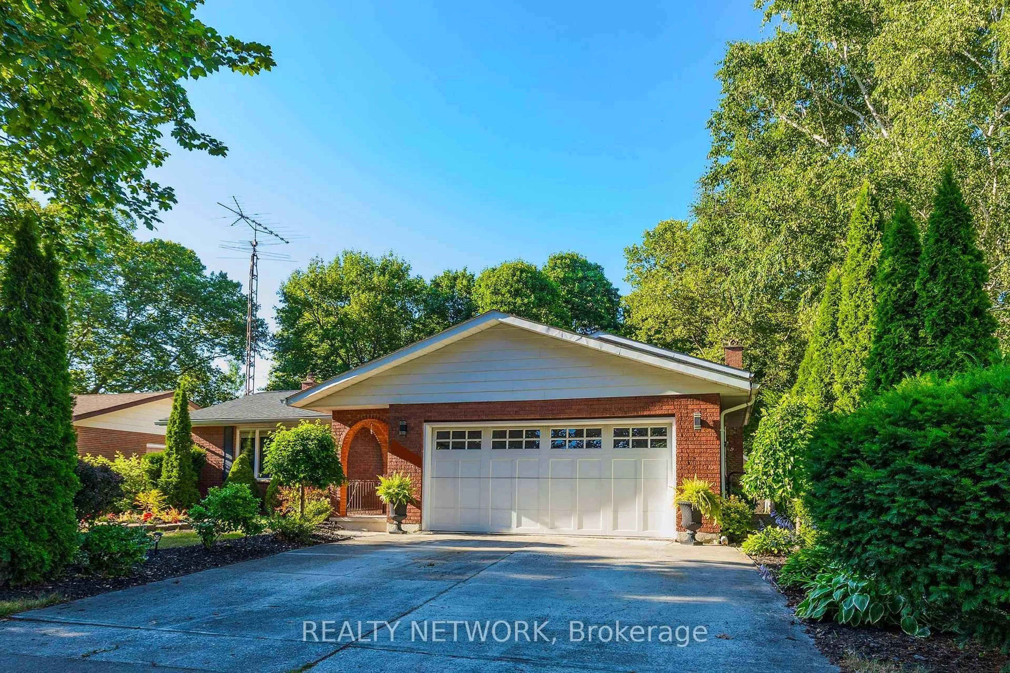 Home with brick exterior material, water/lake/river/ocean view for 6539 Jupiter Blvd, Niagara Falls Ontario L2J 3Y4