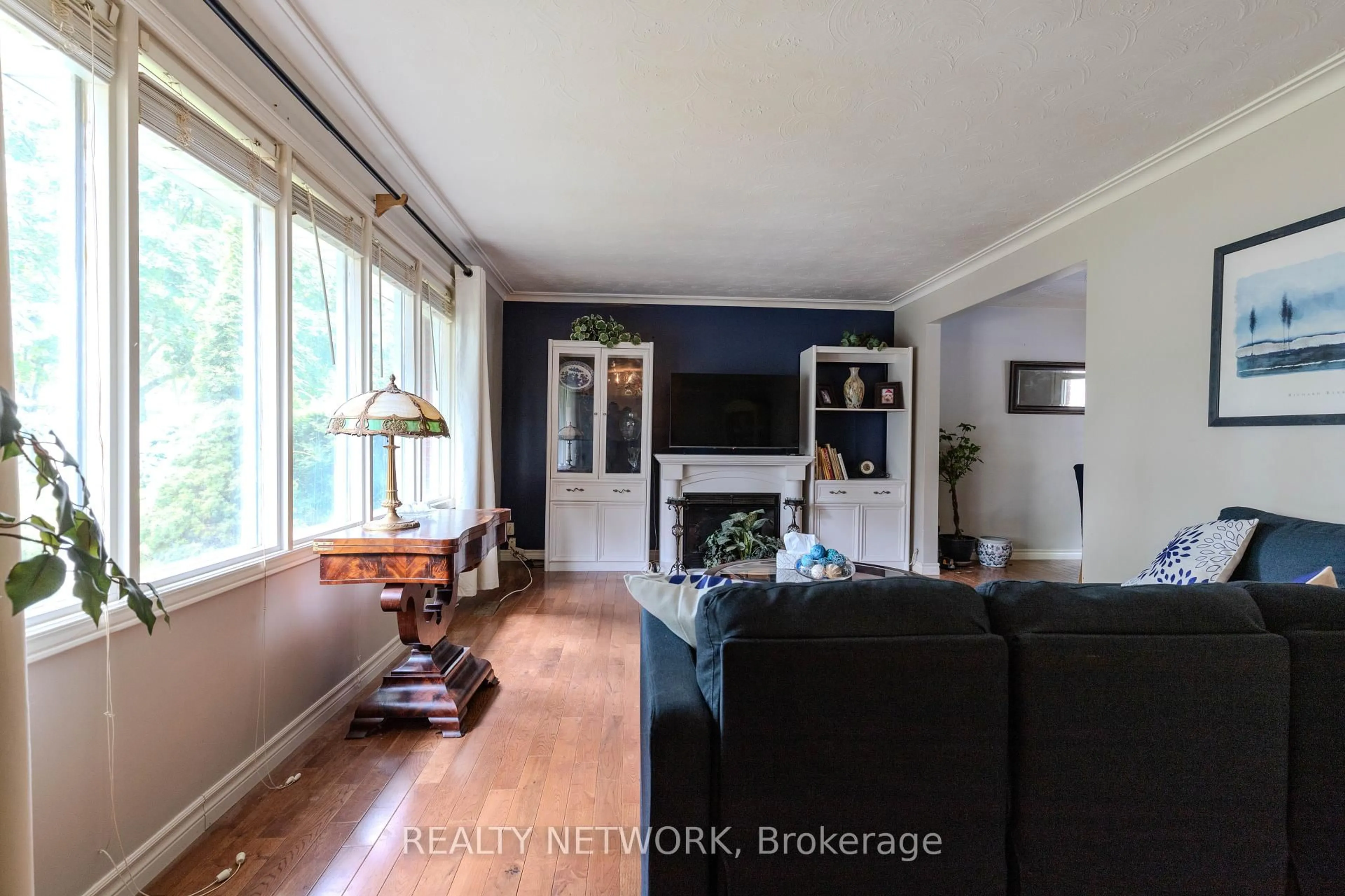 Living room with furniture, wood/laminate floor for 6539 Jupiter Blvd, Niagara Falls Ontario L2J 3Y4