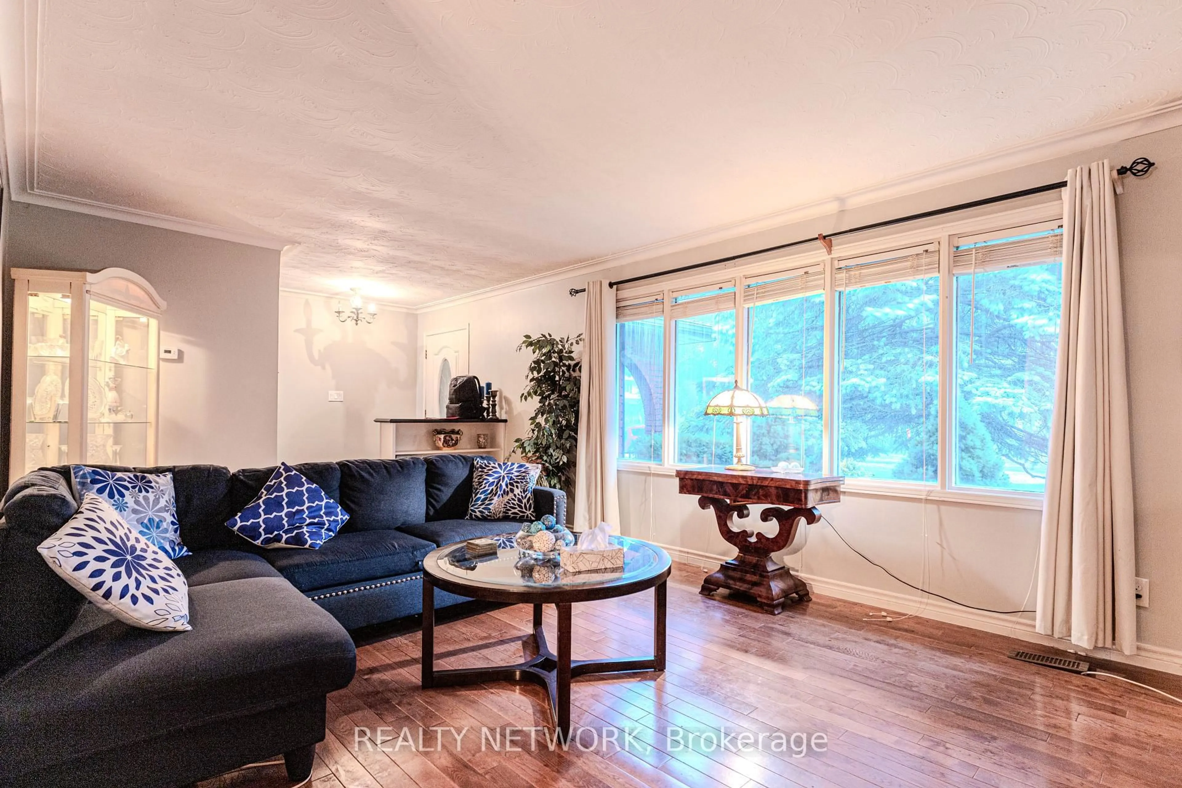 Living room with furniture, wood/laminate floor for 6539 Jupiter Blvd, Niagara Falls Ontario L2J 3Y4