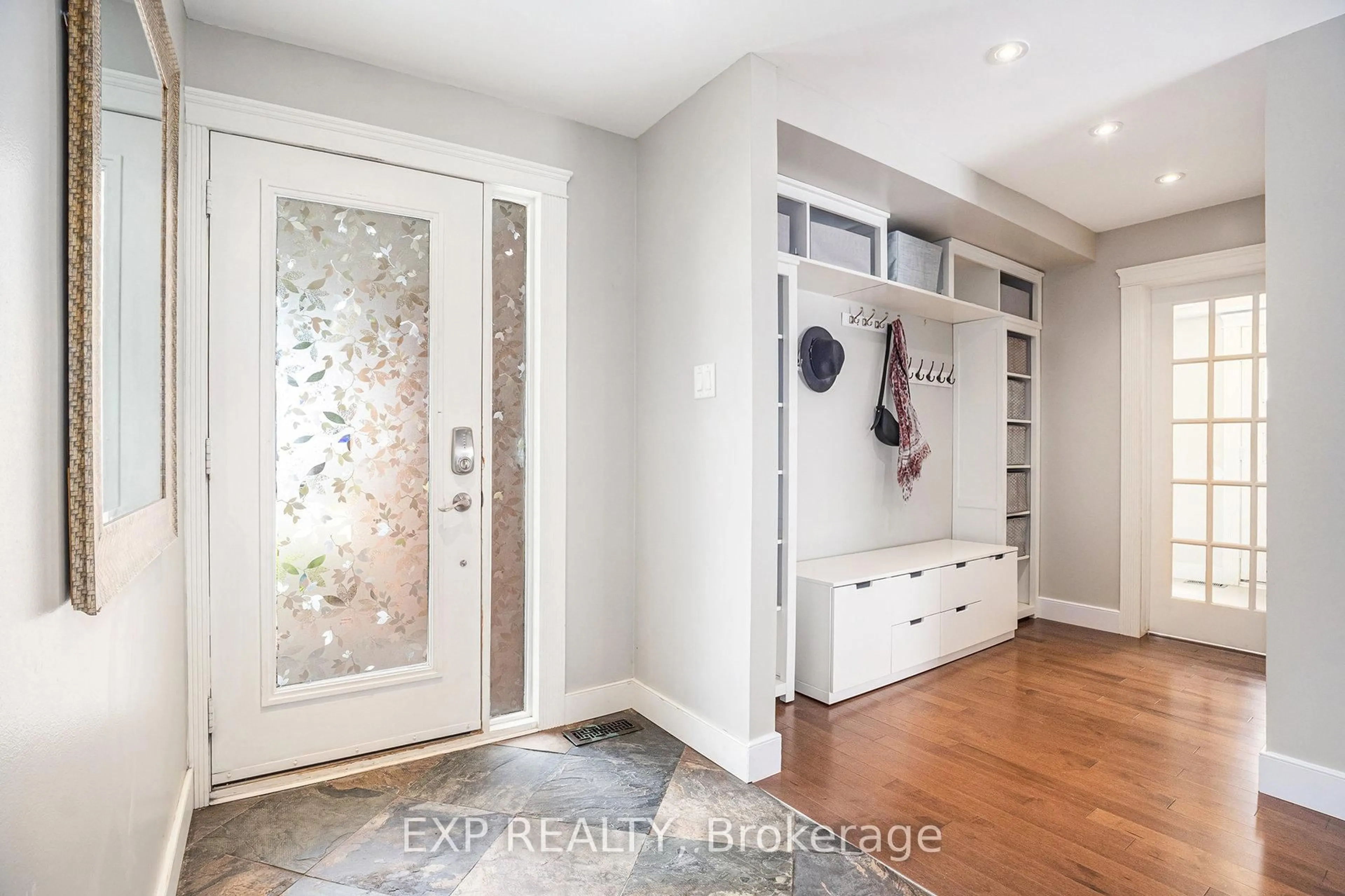 Indoor entryway for 2010 Rolling Brook Dr, Ottawa Ontario K1W 1C7