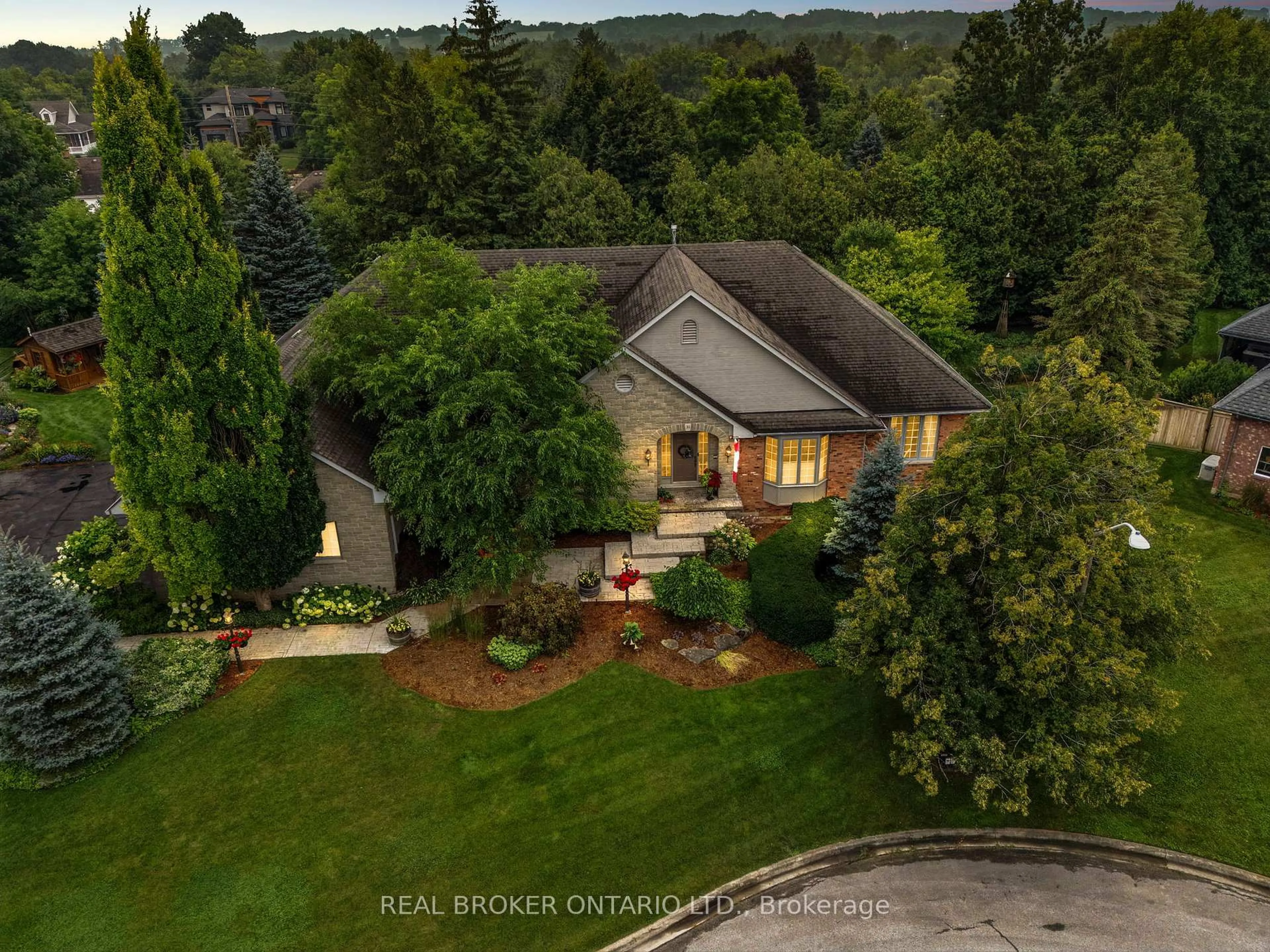 A pic from outside/outdoor area/front of a property/back of a property/a pic from drone, water/lake/river/ocean view for 31 Cullum Dr, Hamilton Ontario L0R 1H2