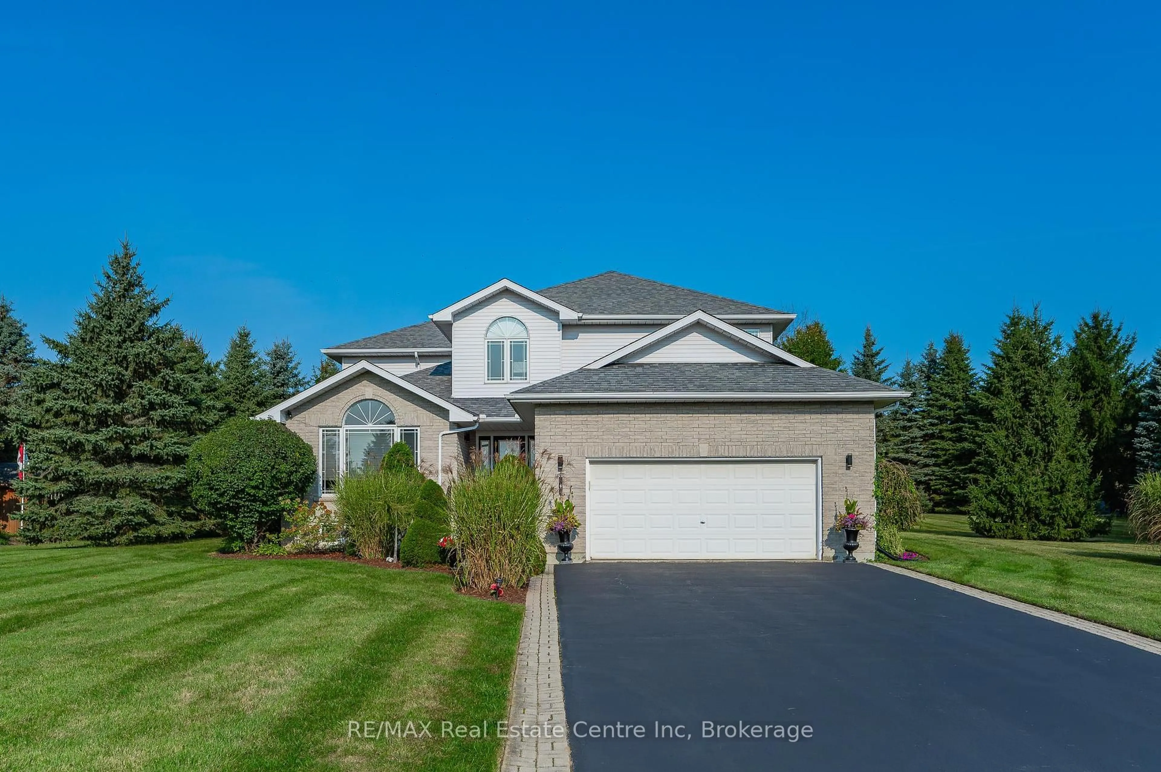 A pic from outside/outdoor area/front of a property/back of a property/a pic from drone, street for 6 GEORGE WELLINGTON Pl, Guelph/Eramosa Ontario N1H 6J1