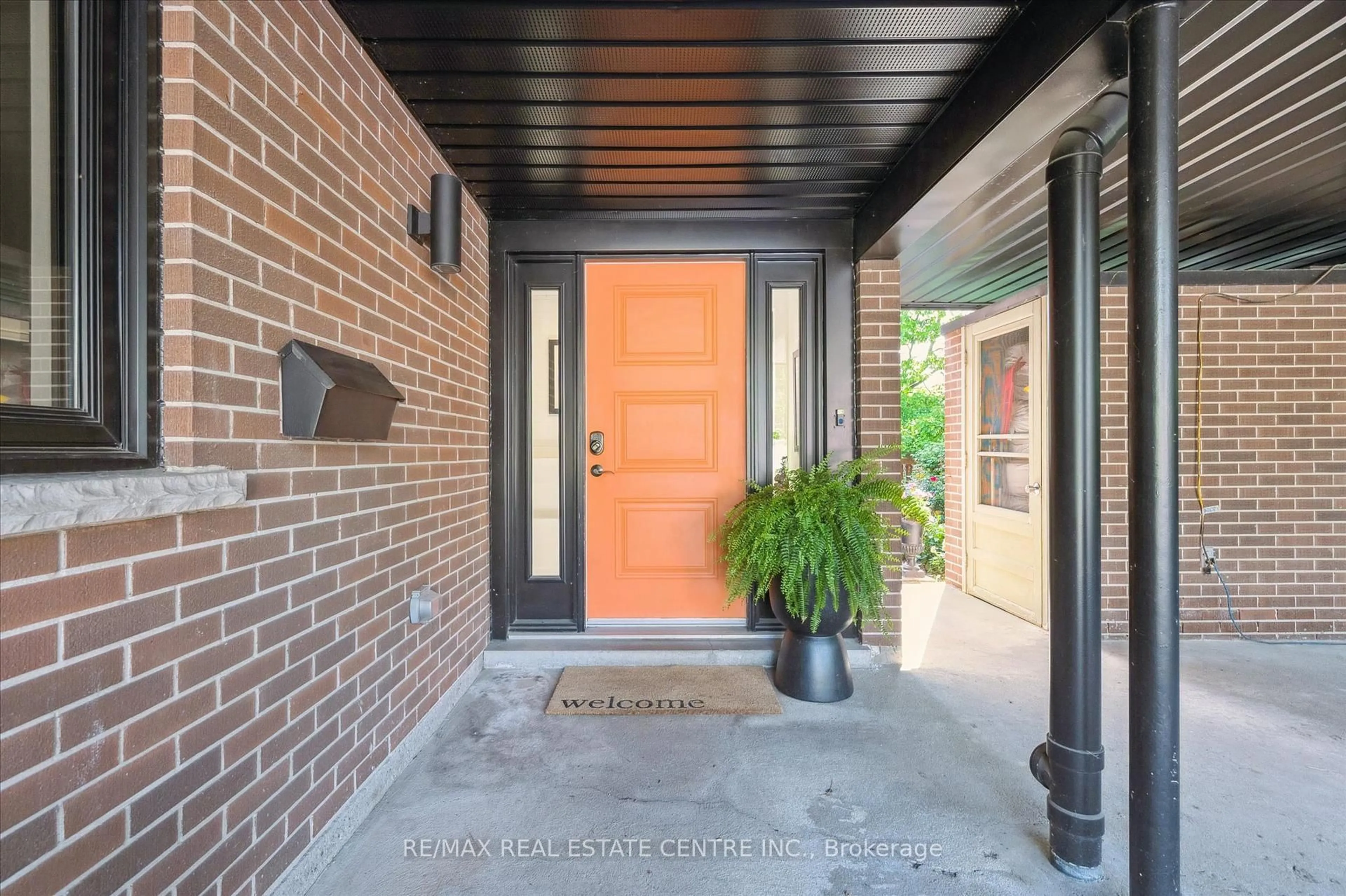 Indoor entryway for 88 Callander Dr, Guelph Ontario N1E 4H8