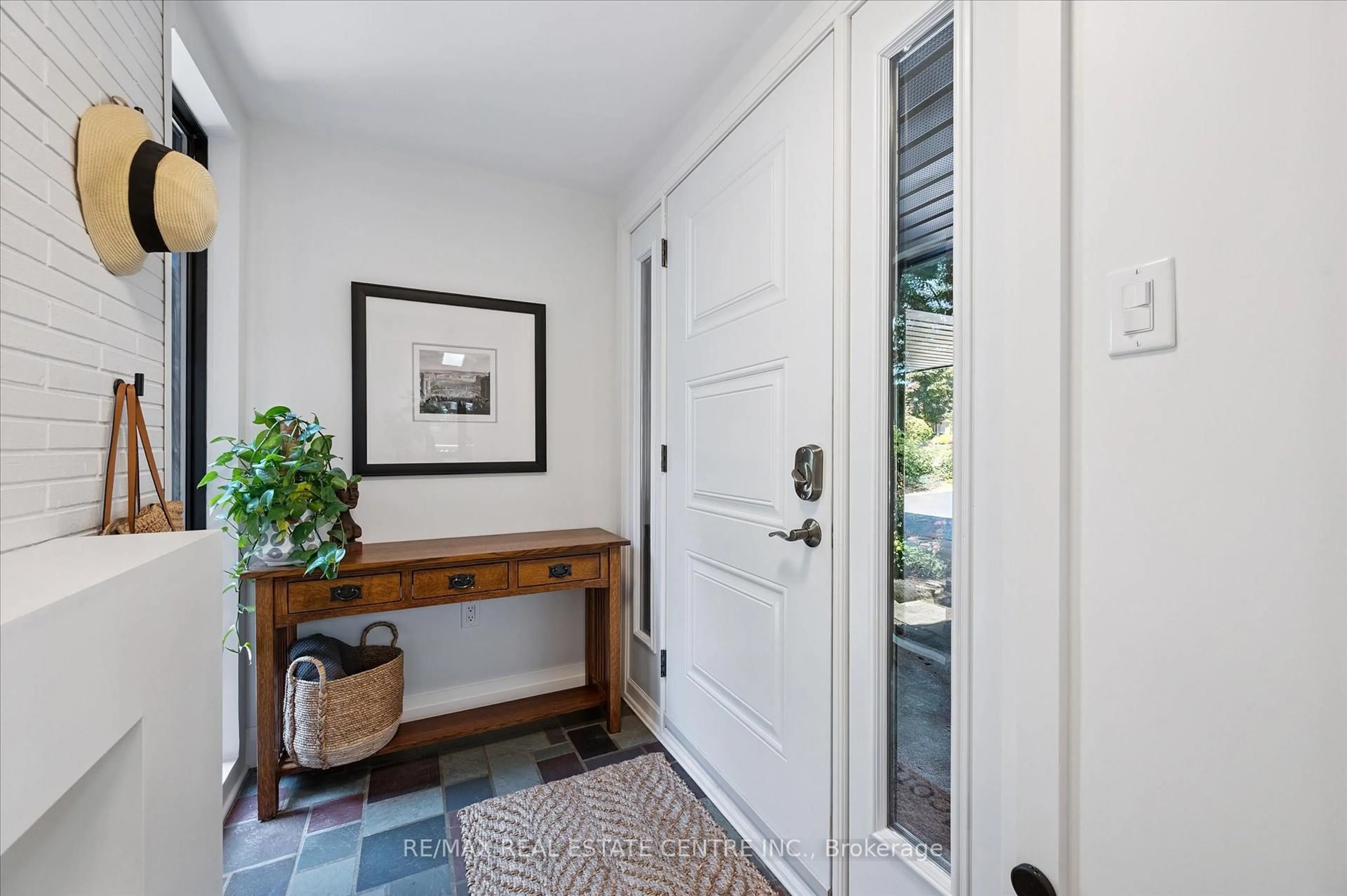 Indoor entryway for 88 Callander Dr, Guelph Ontario N1E 4H8