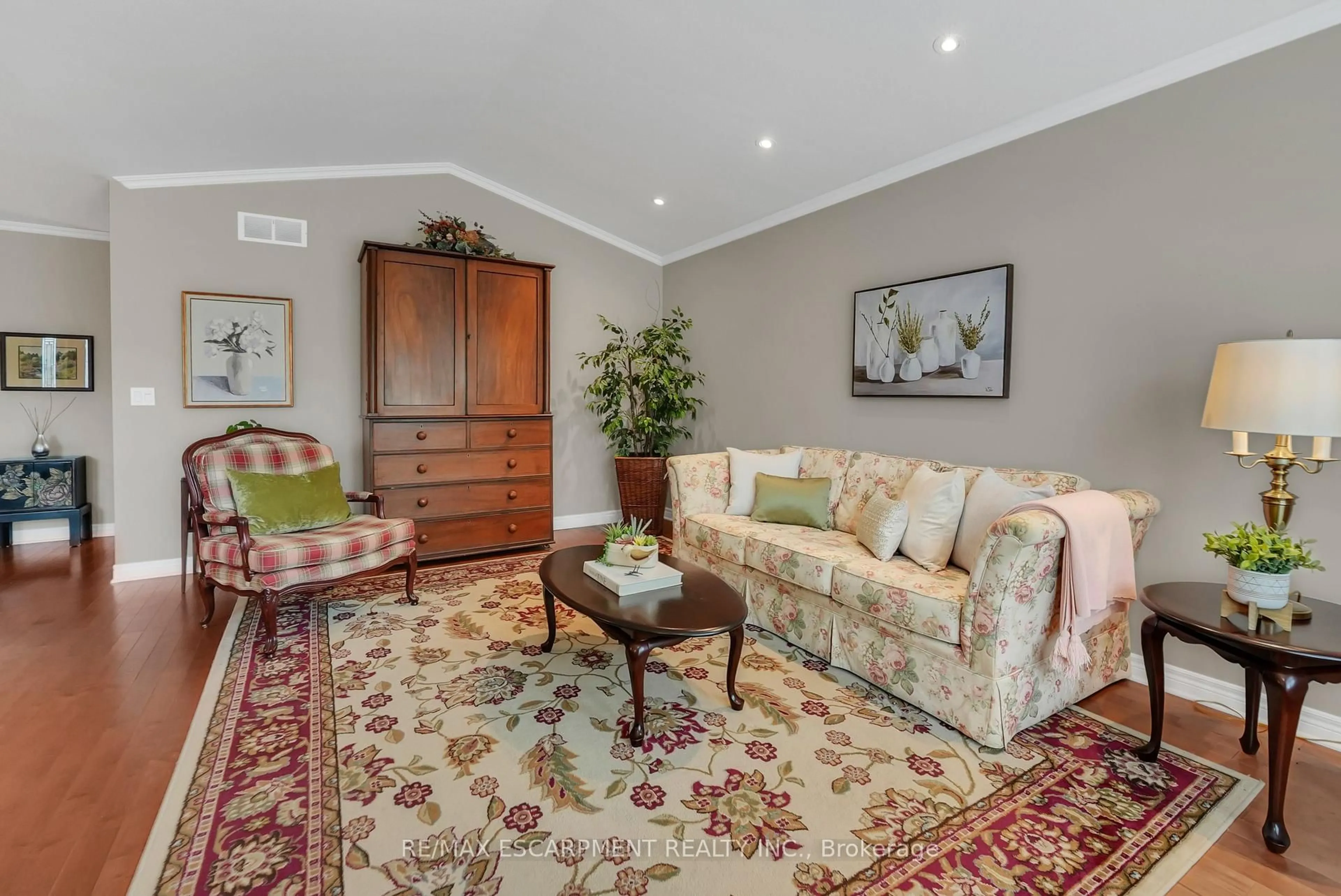 Living room with furniture, carpet floor for 3910 Rainbow Lane, Lincoln Ontario L0R 2C0