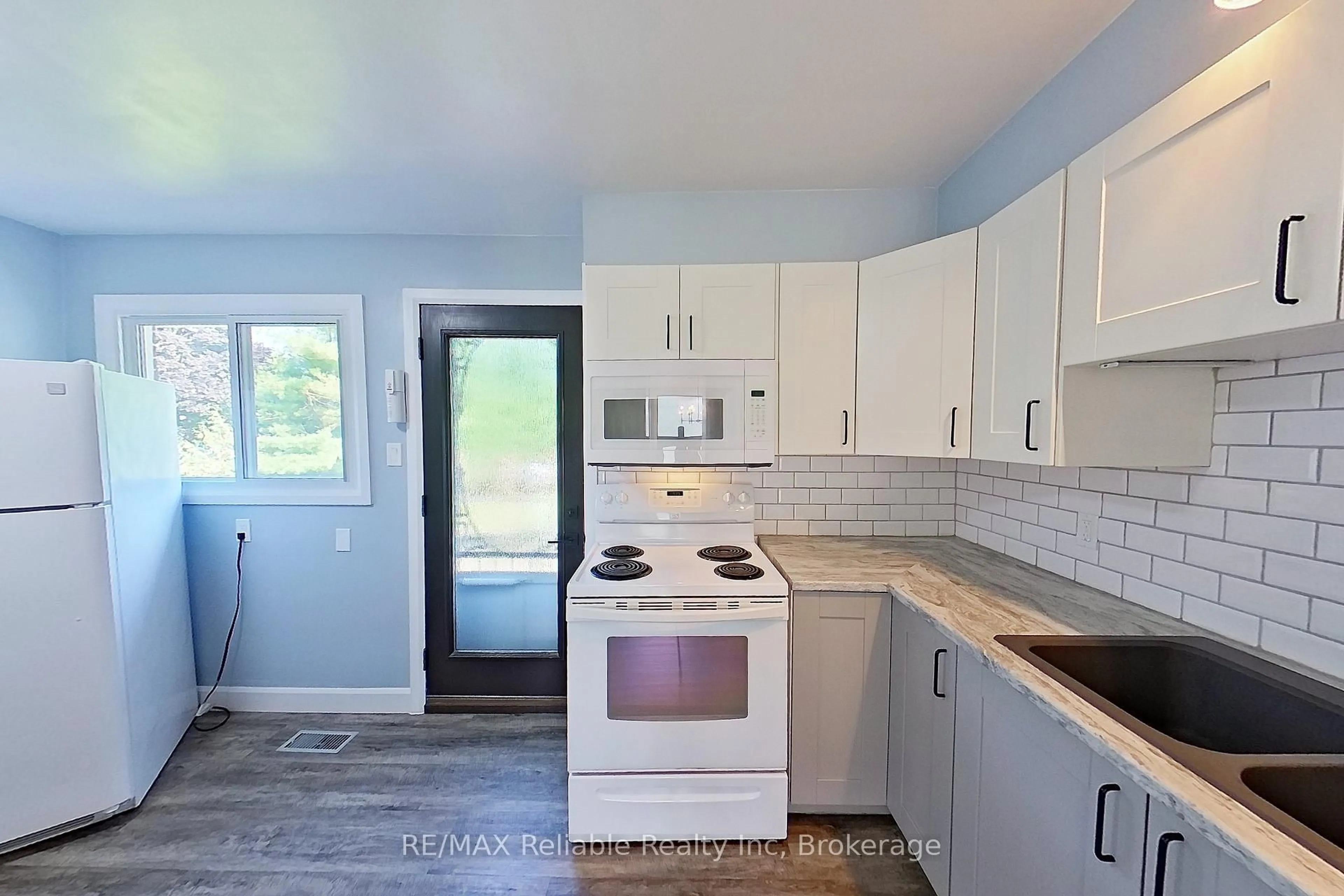 Standard kitchen, unknown for 439 Queen St, Wellington North Ontario N0G 2L2