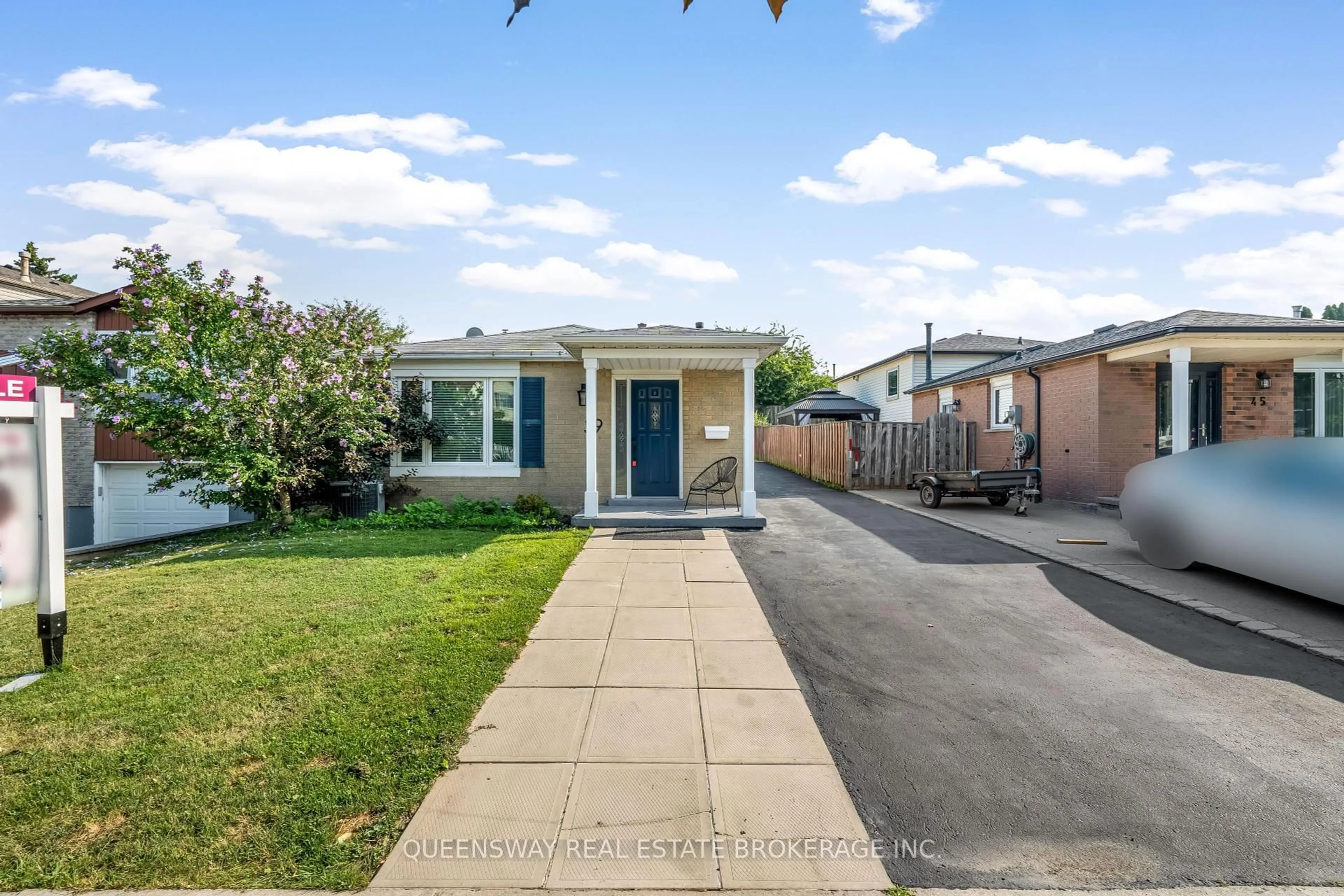A pic from outside/outdoor area/front of a property/back of a property/a pic from drone, street for 39 Garden Cres, Hamilton Ontario L8V 4T3