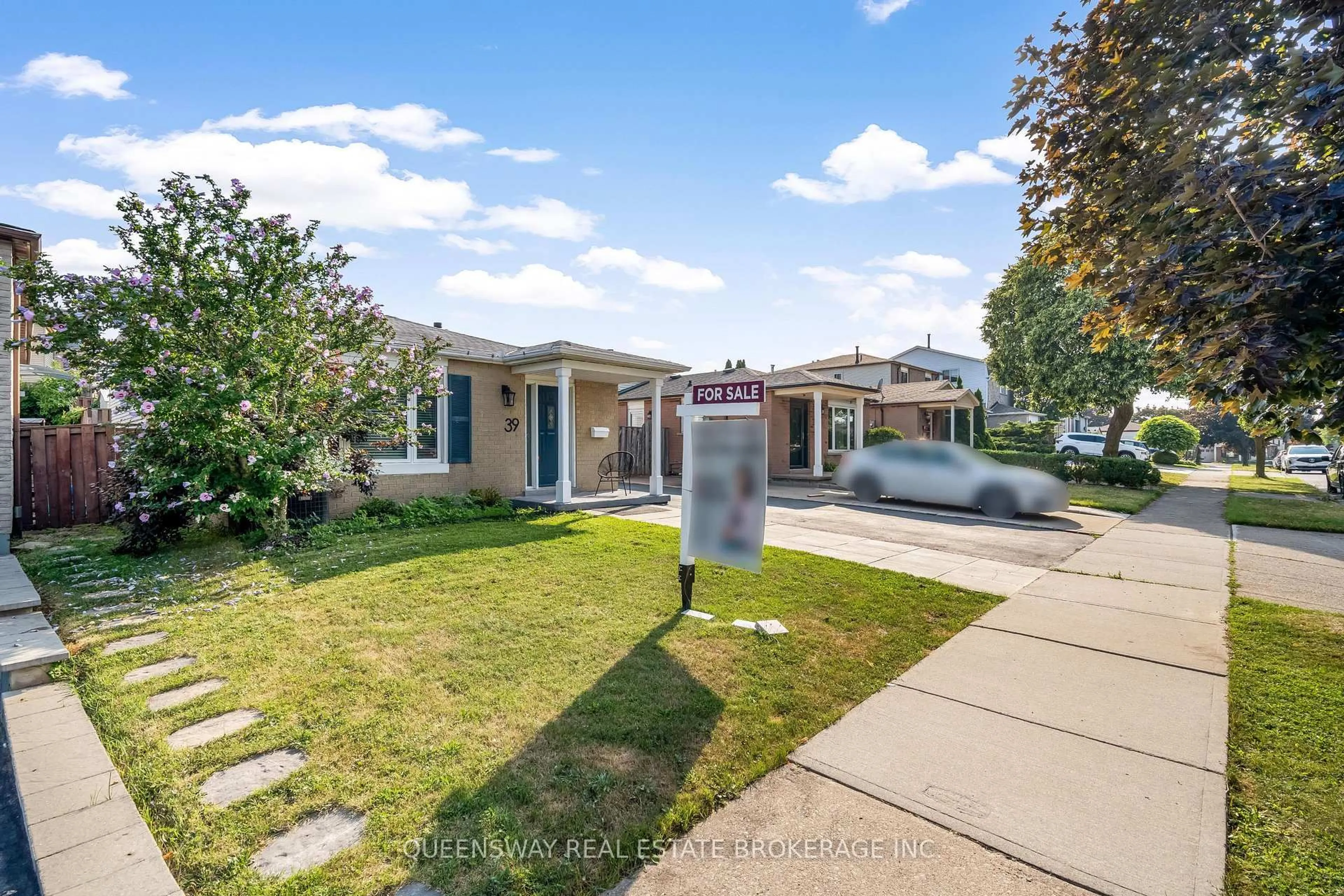 A pic from outside/outdoor area/front of a property/back of a property/a pic from drone, street for 39 Garden Cres, Hamilton Ontario L8V 4T3