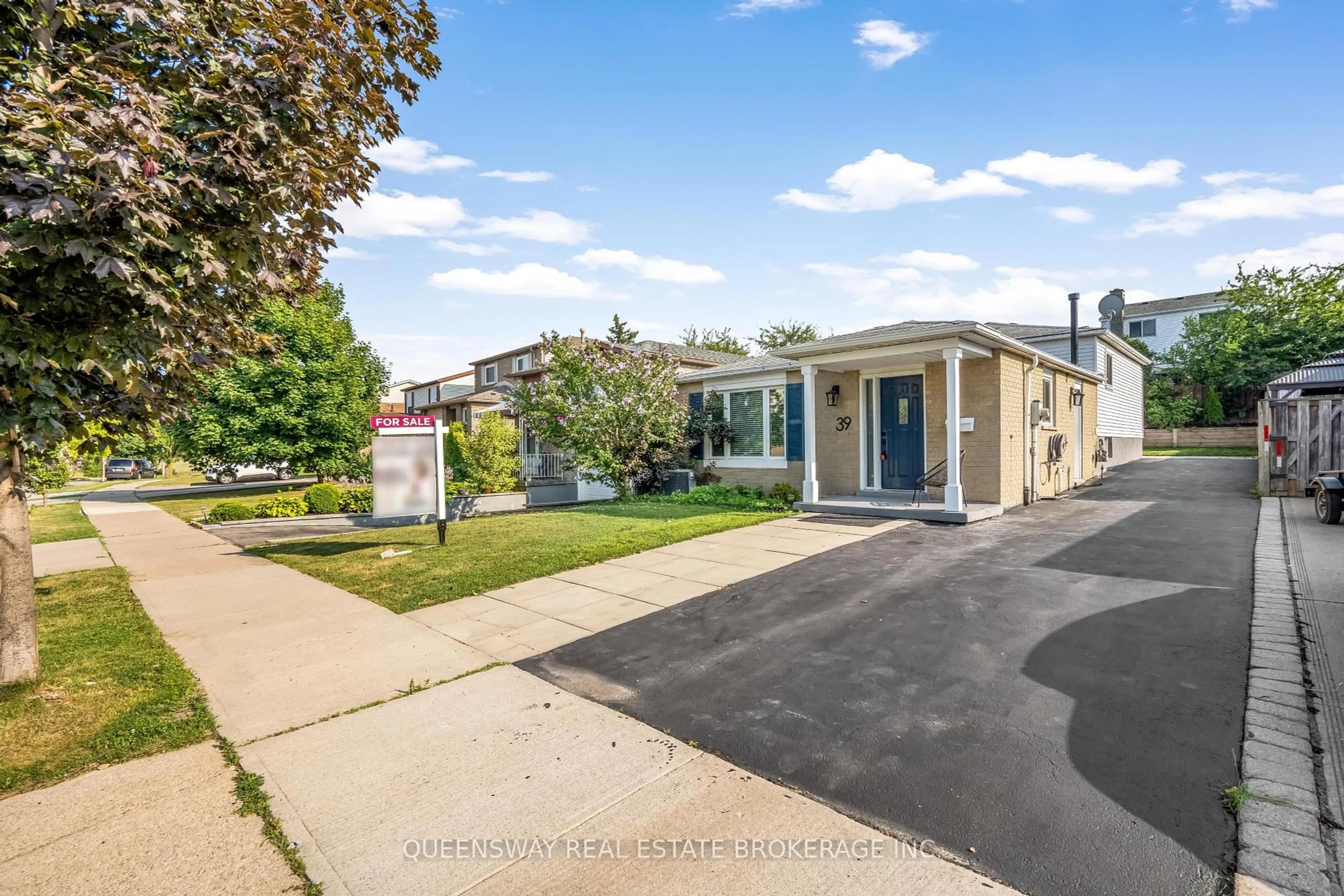 A pic from outside/outdoor area/front of a property/back of a property/a pic from drone, street for 39 Garden Cres, Hamilton Ontario L8V 4T3