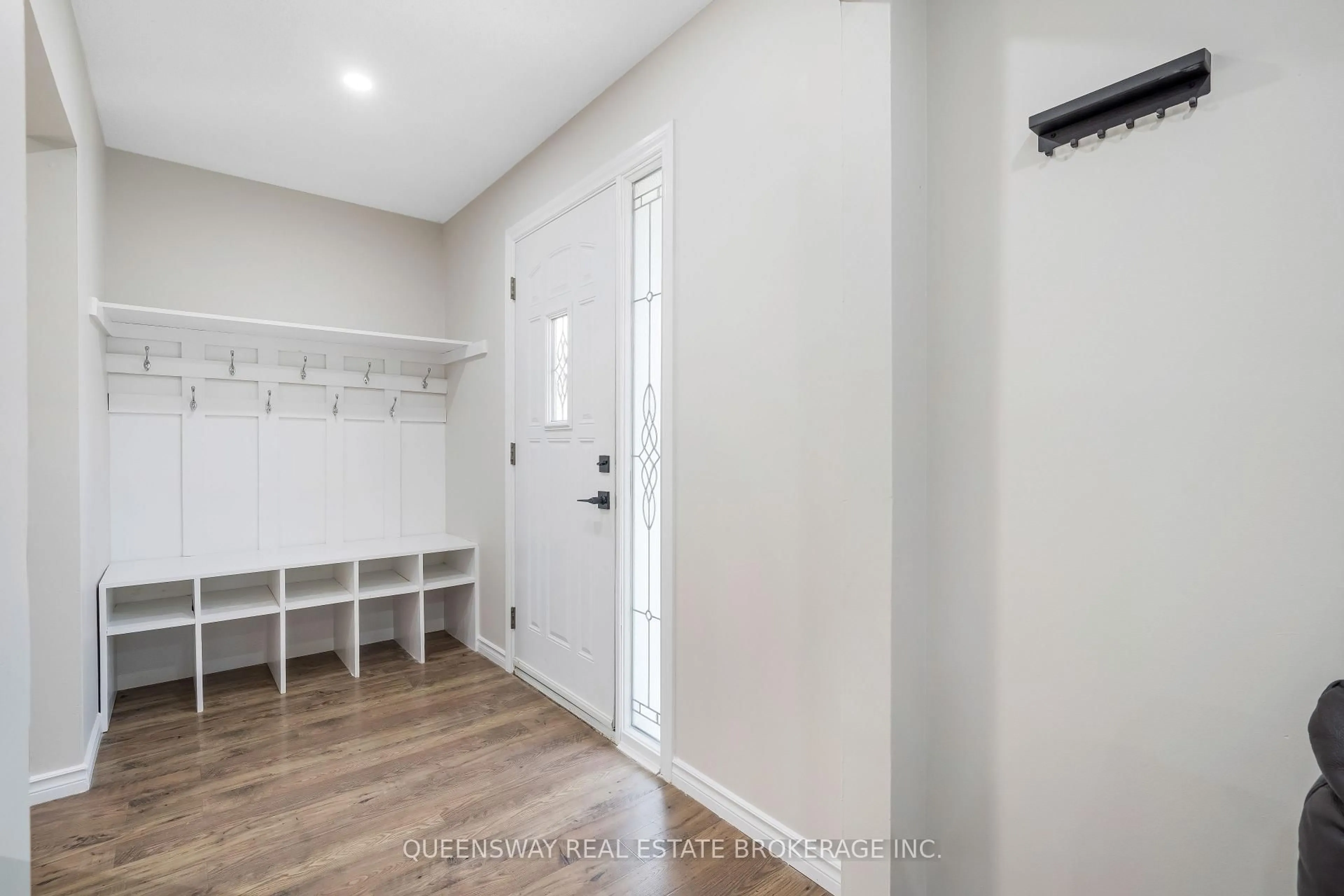 Indoor entryway for 39 Garden Cres, Hamilton Ontario L8V 4T3