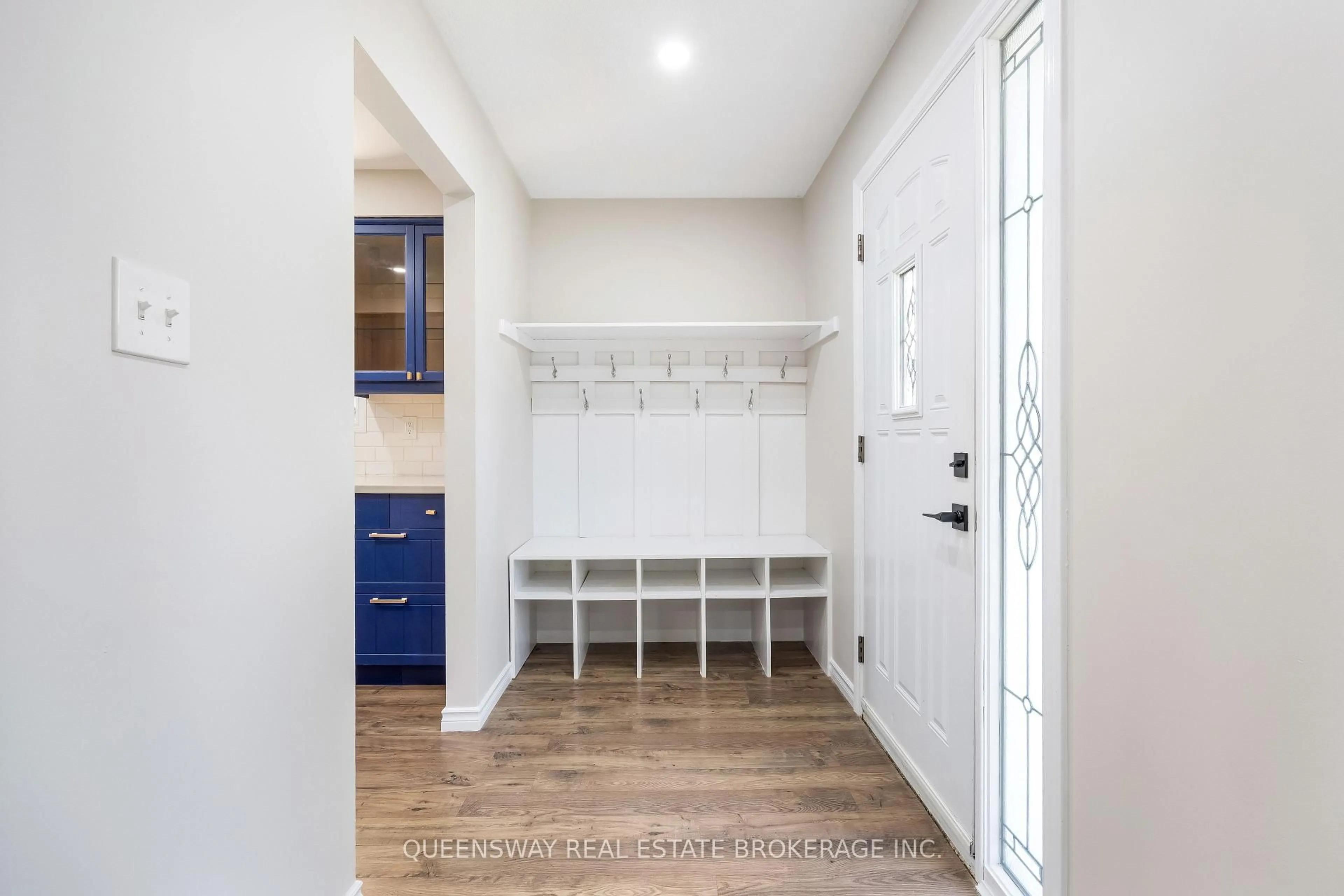 Indoor entryway for 39 Garden Cres, Hamilton Ontario L8V 4T3