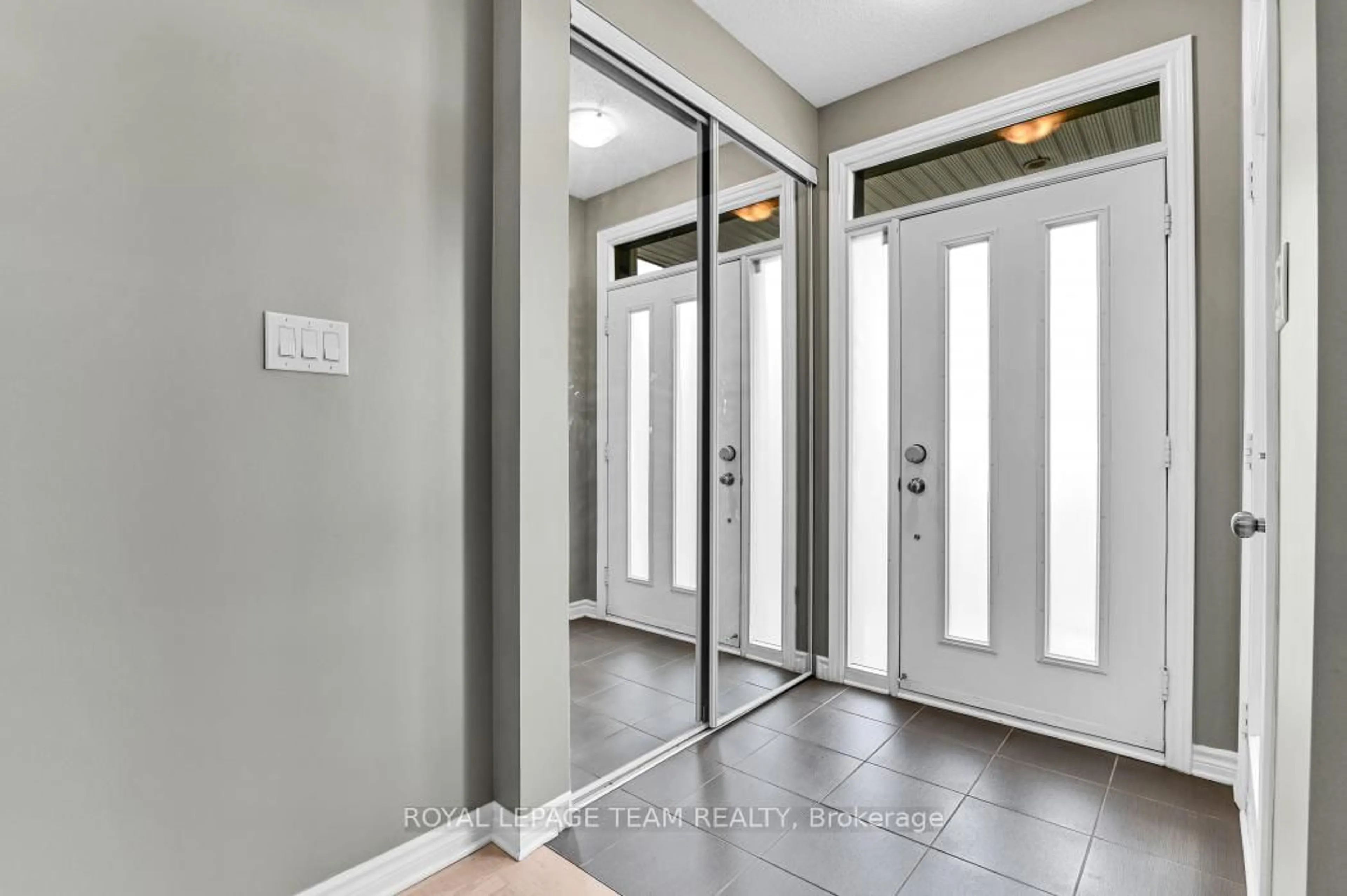 Indoor entryway for 604 Brian Good Ave, Ottawa Ontario K4M 0G7