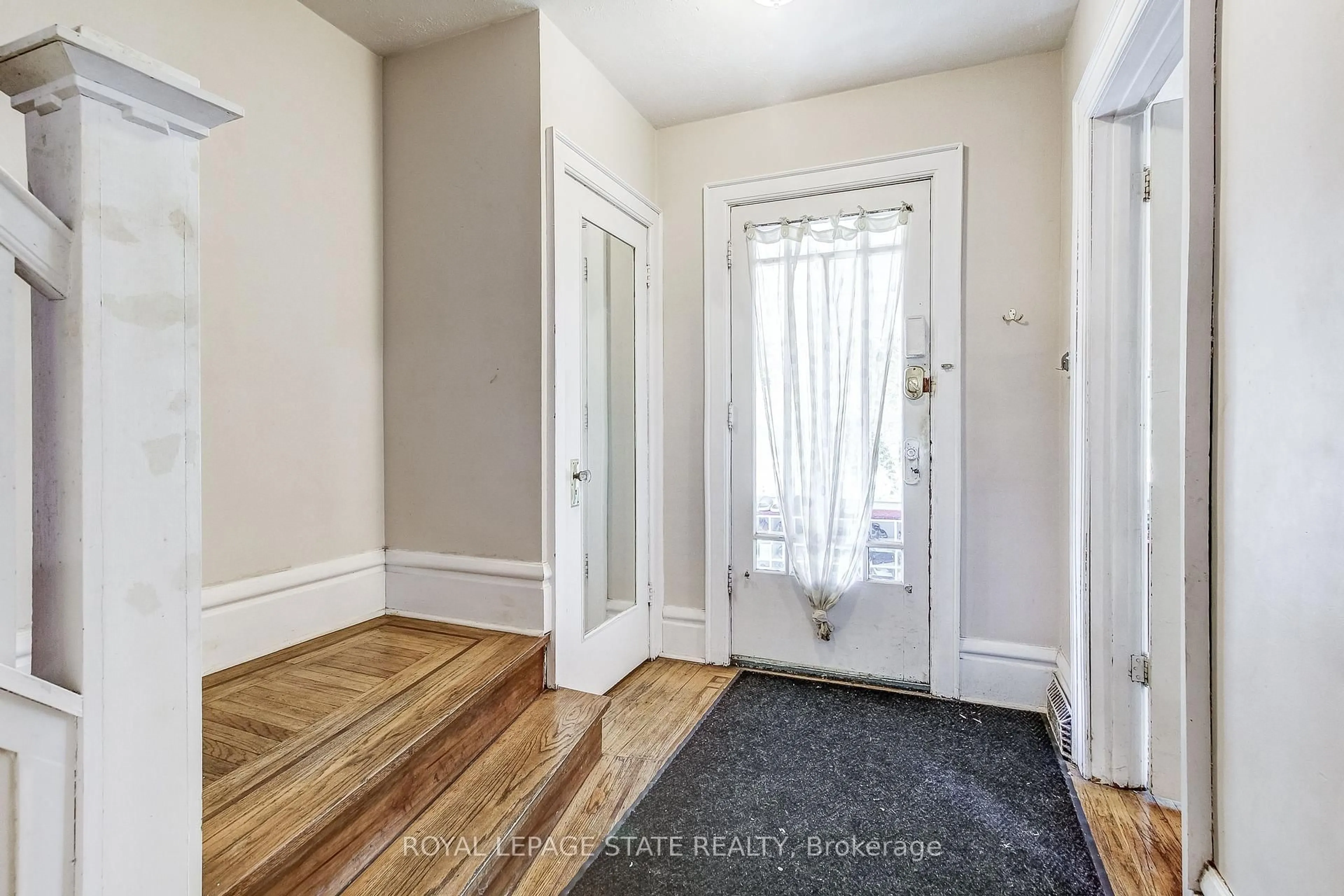 Indoor entryway for 110 Dromore Cres, Hamilton Ontario L8S 4B2