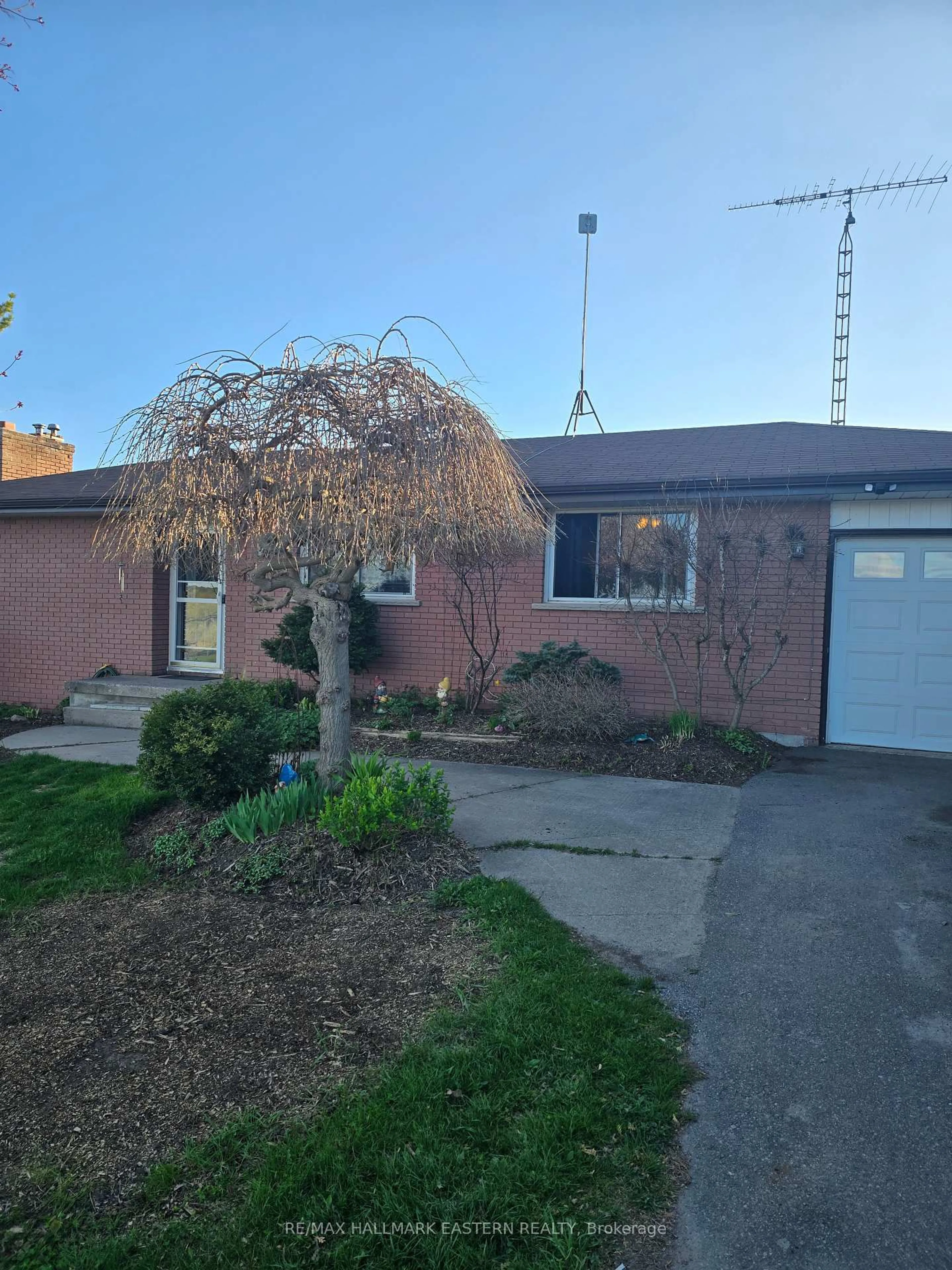 A pic from outside/outdoor area/front of a property/back of a property/a pic from drone, street for 352 Peregrine Rd, Selwyn Ontario K9J 6X2