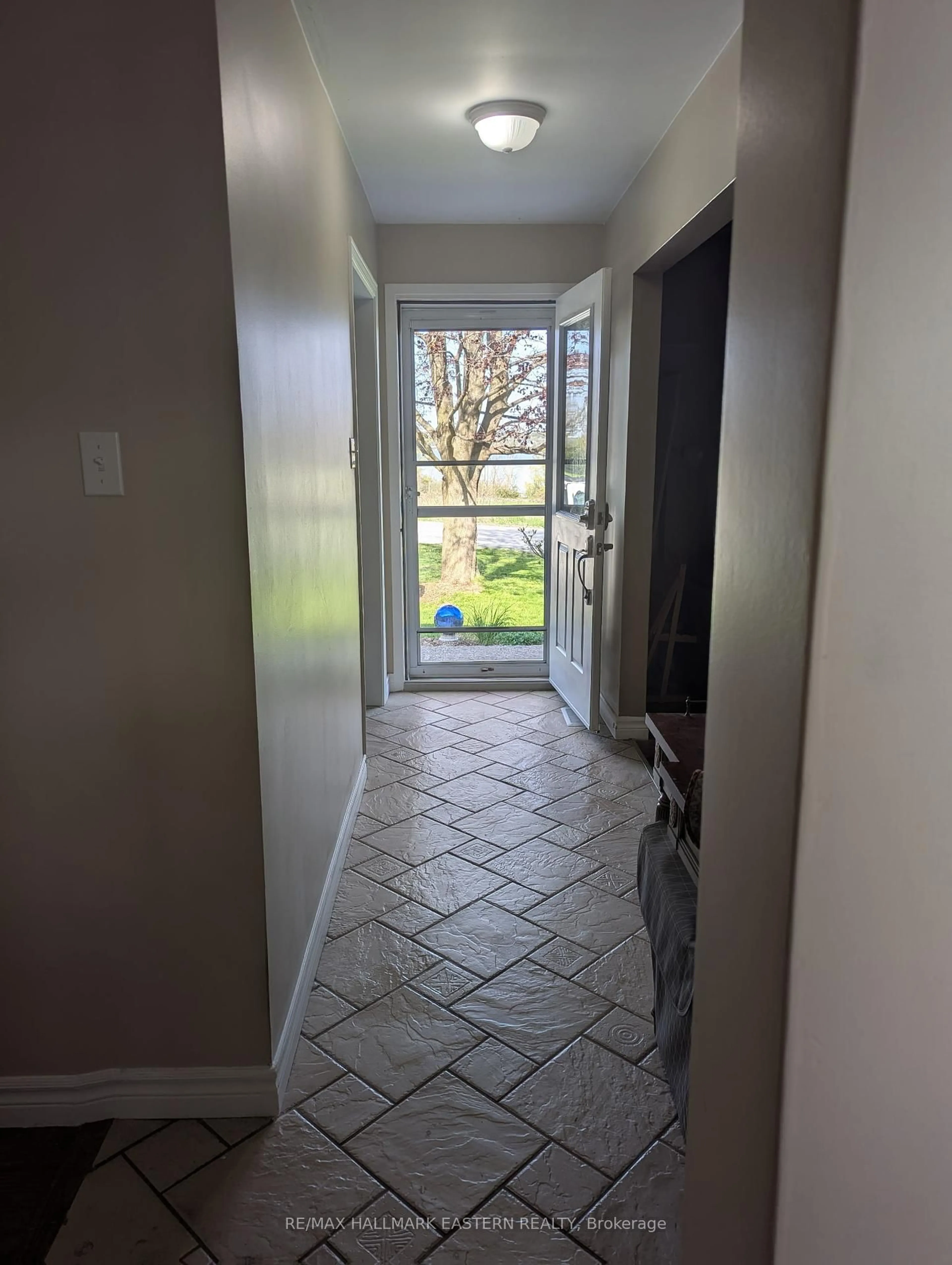 Indoor entryway for 352 Peregrine Rd, Selwyn Ontario K9J 6X2
