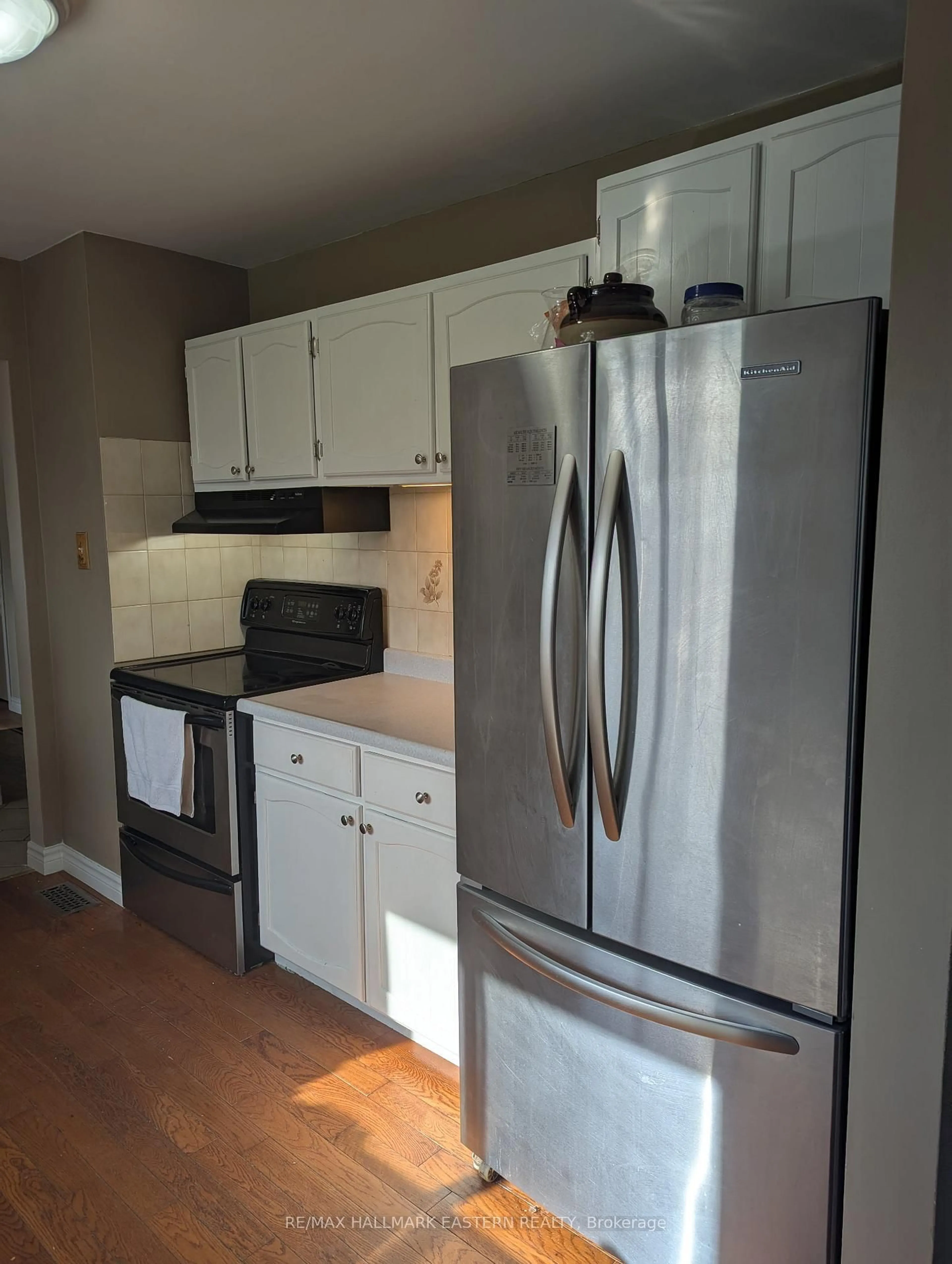Standard kitchen, wood/laminate floor for 352 Peregrine Rd, Selwyn Ontario K9J 6X2