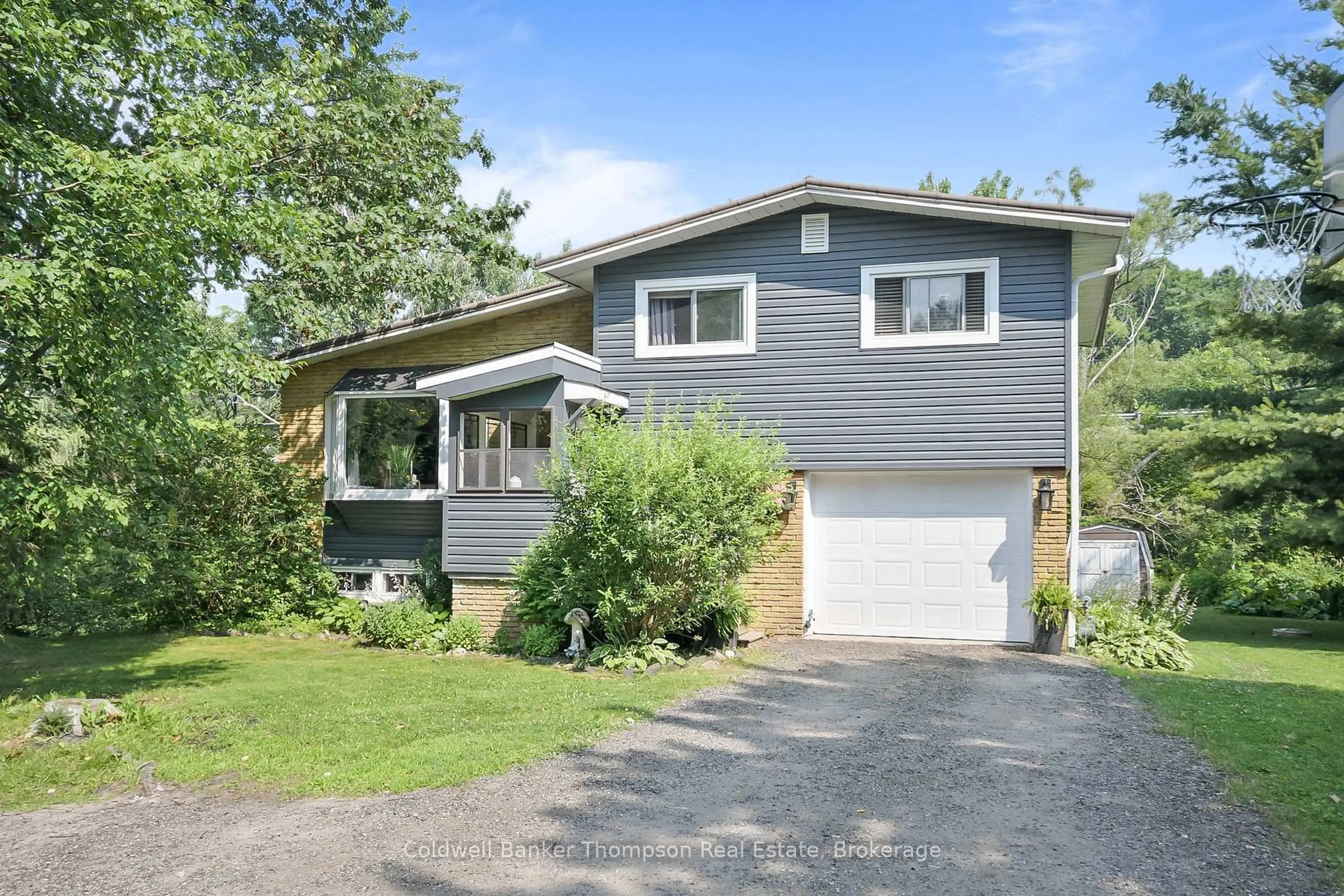 Home with vinyl exterior material, street for 706 Phillips Cres, Huntsville Ontario P1H 1B4