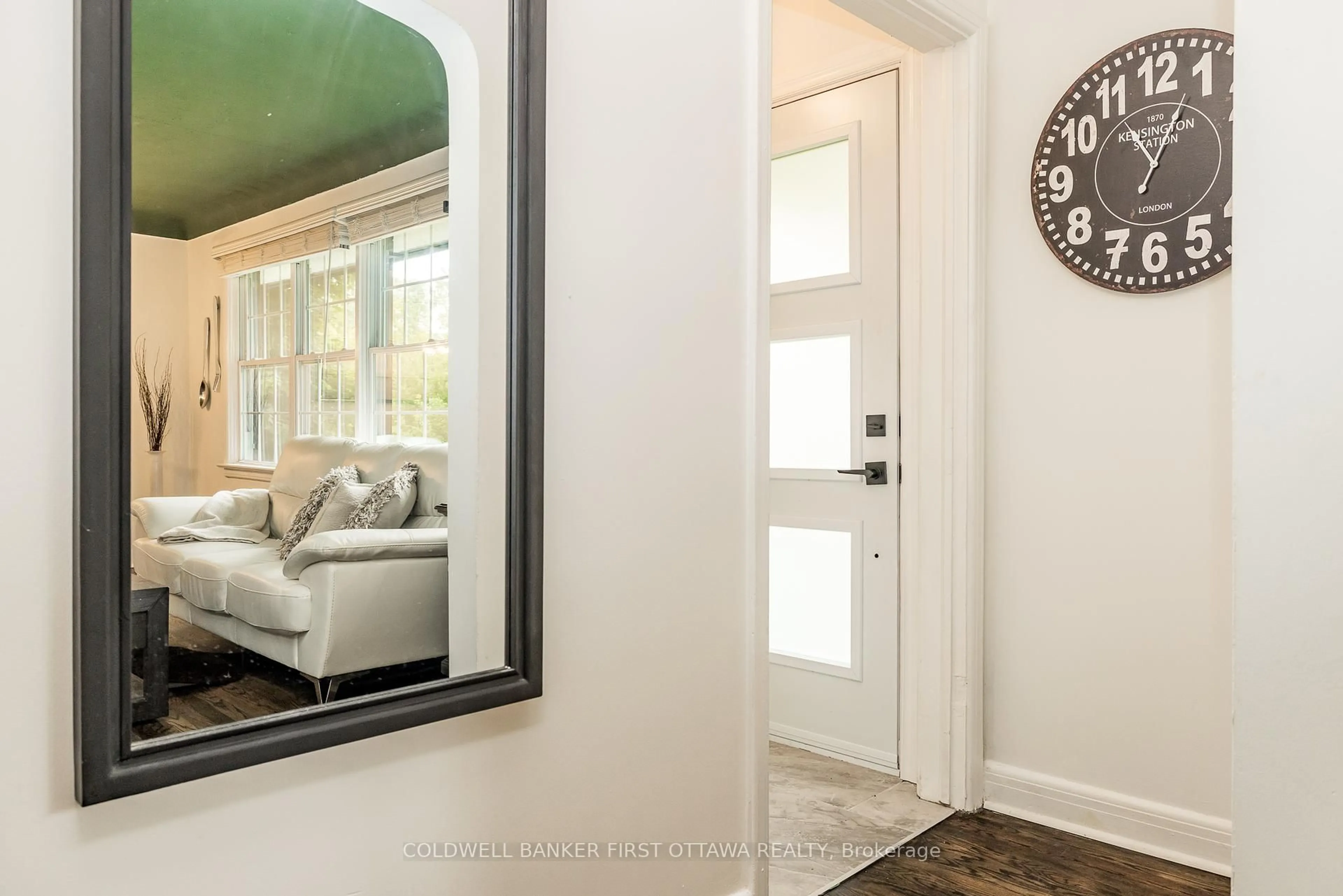 Indoor entryway for 1 PORTER St, Ottawa Ontario K2S 1P8