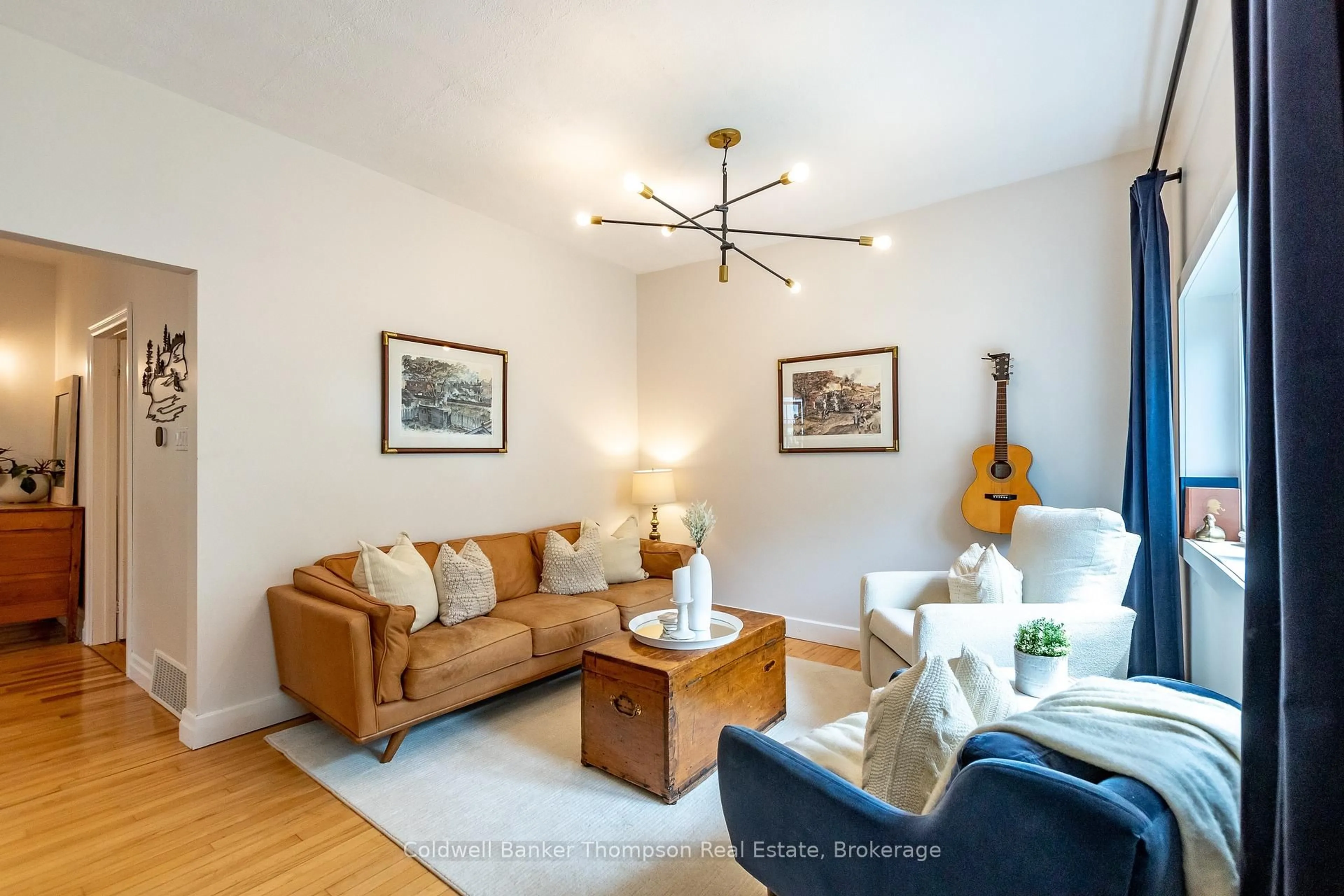 Living room with furniture, wood/laminate floor for 14 Cora St, Huntsville Ontario P1H 1T5