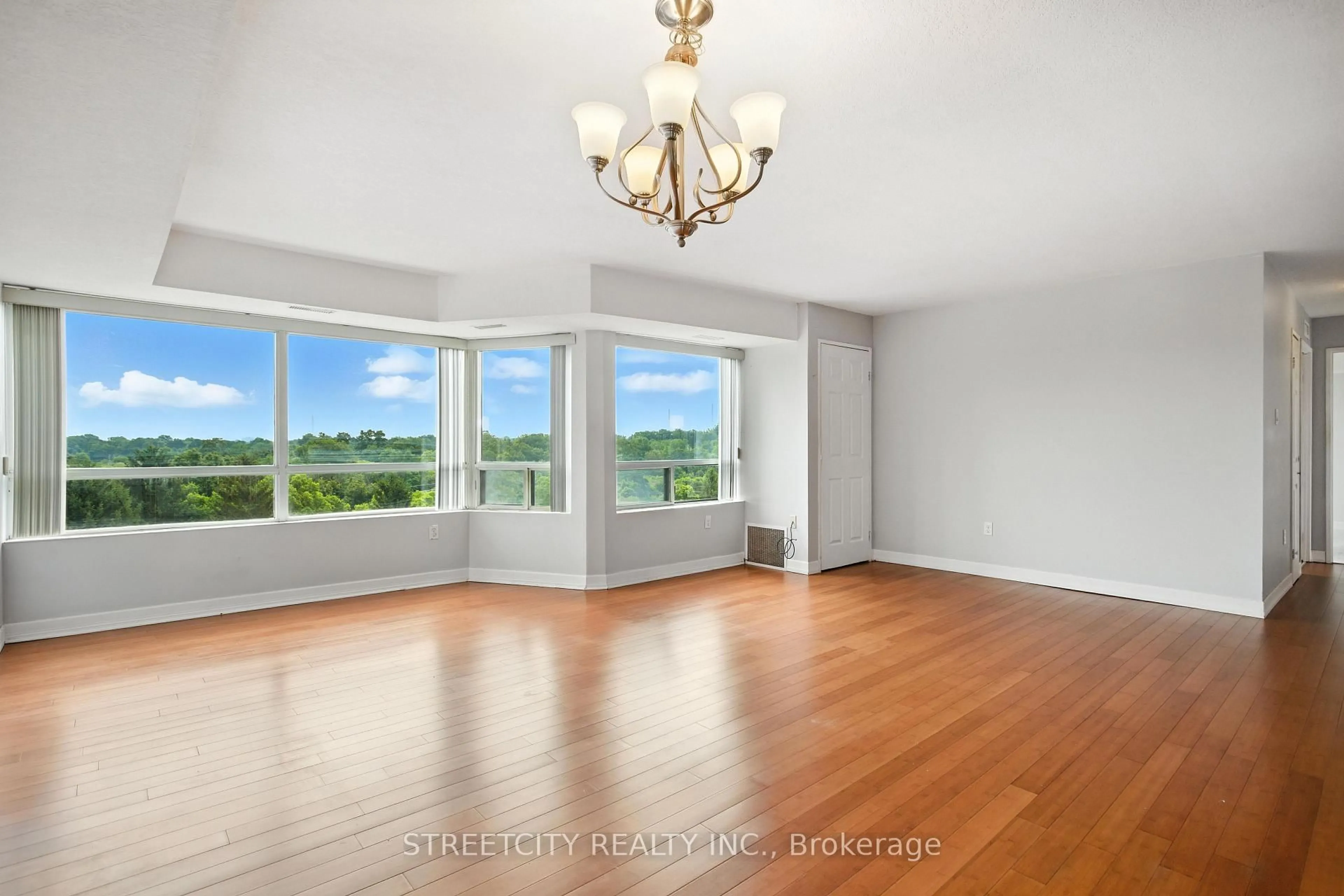 A pic of a room for 521 Riverside Rd #606, London North Ontario N6H 5E2