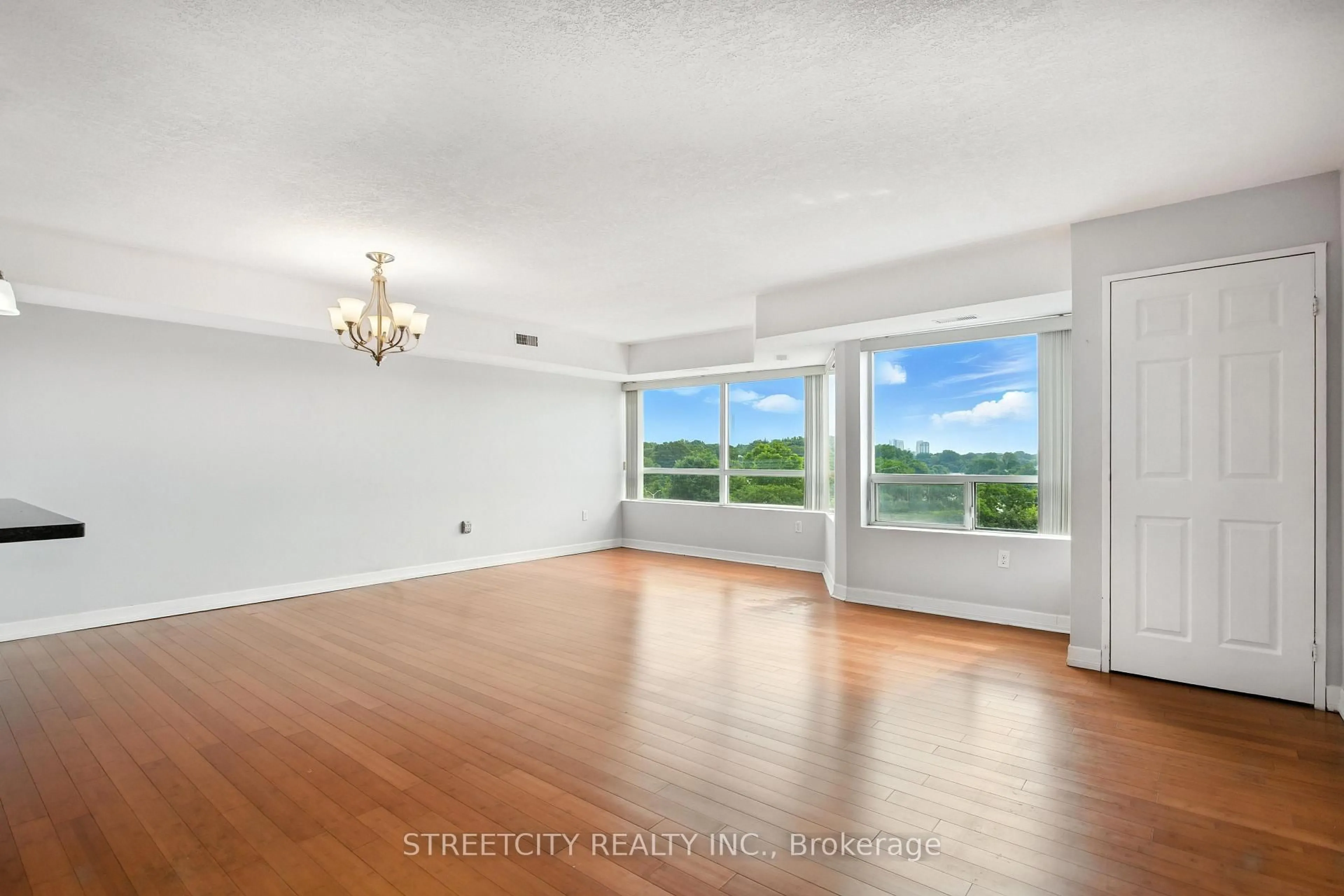 A pic of a room for 521 Riverside Rd #606, London North Ontario N6H 5E2