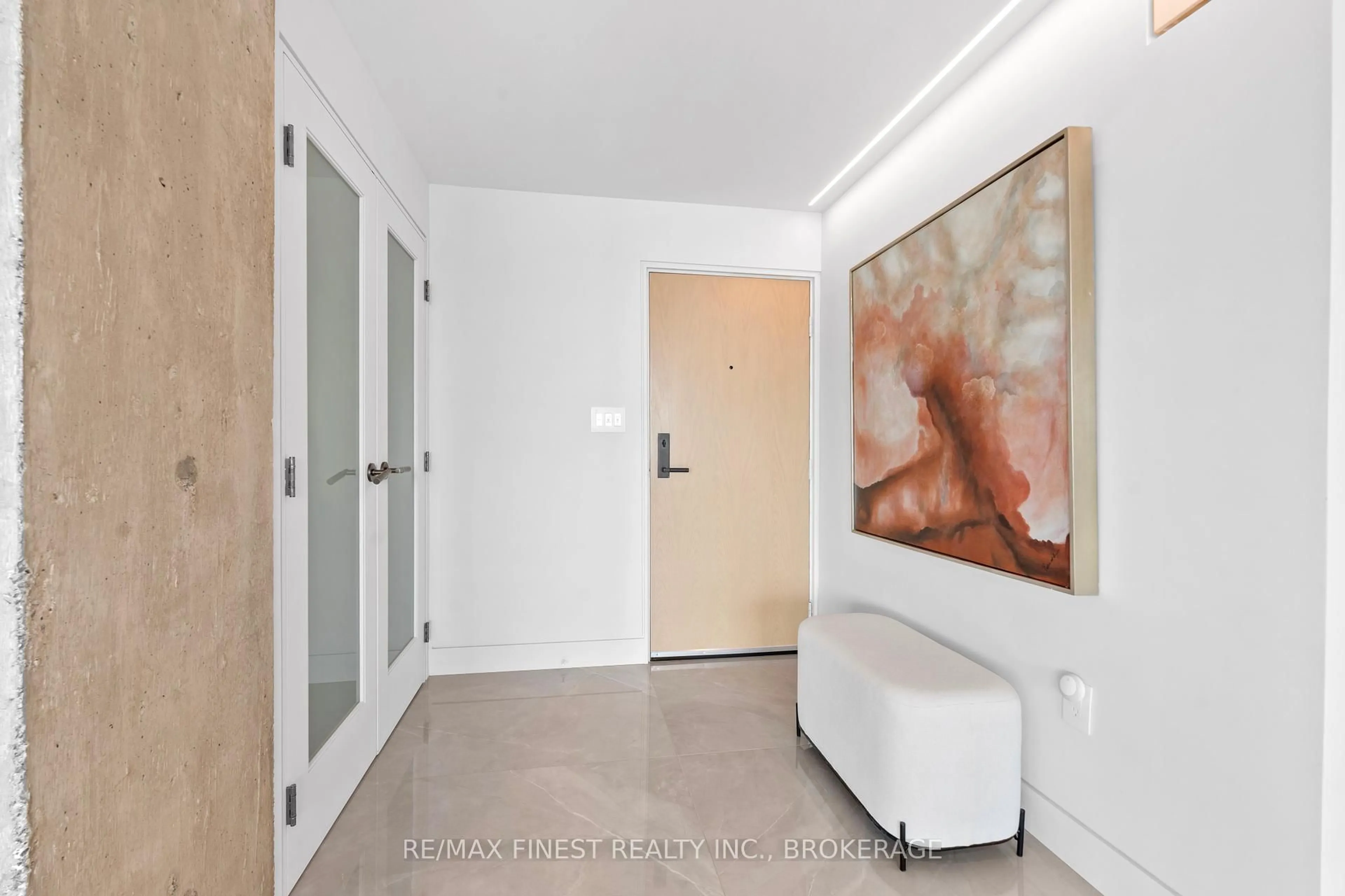 Indoor entryway for 165 ONTARIO St #505, Kingston Ontario K7L 2Y6