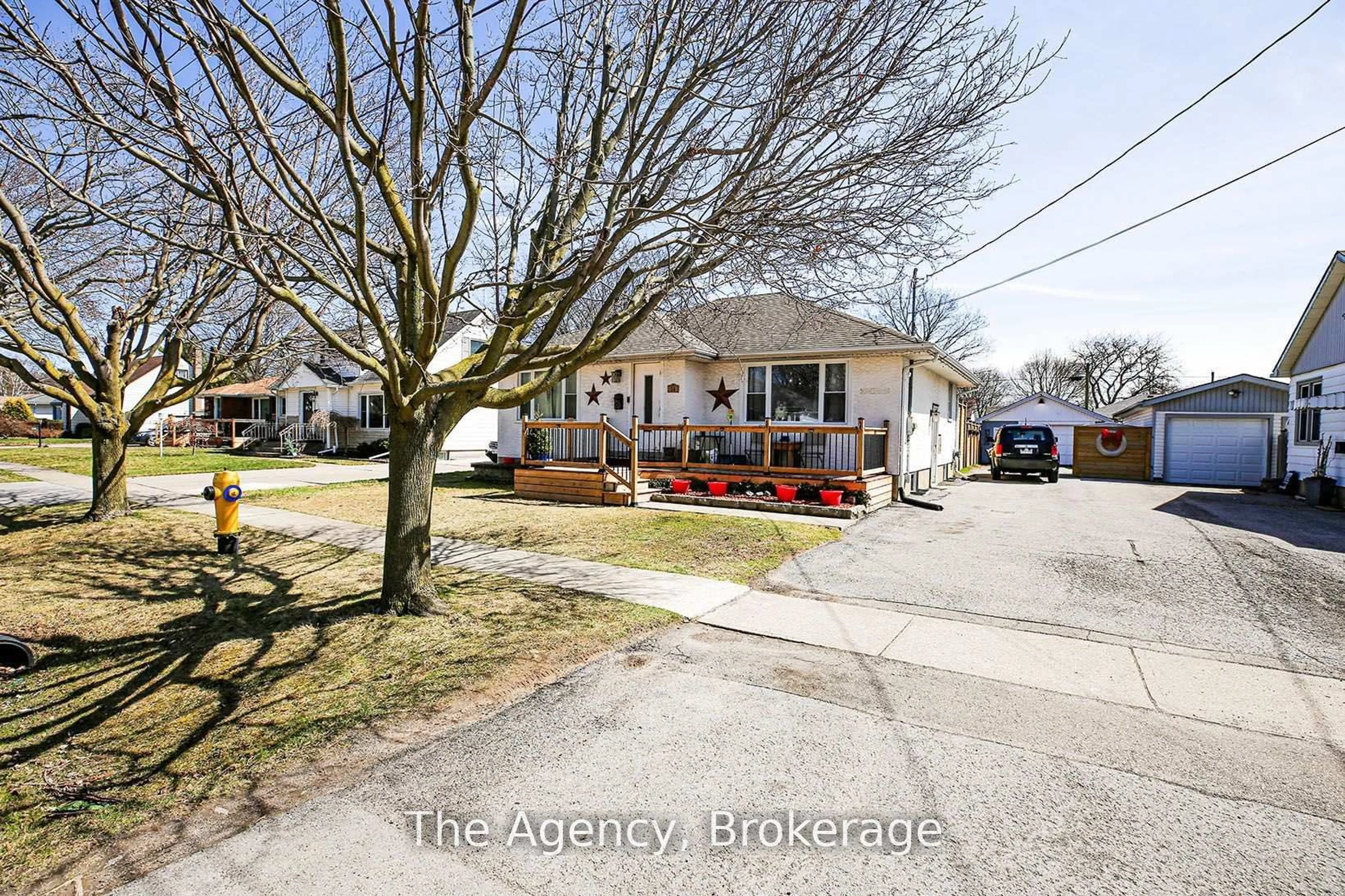 A pic from outside/outdoor area/front of a property/back of a property/a pic from drone, street for 14 Heywood Ave, St. Catharines Ontario L2M 2M8