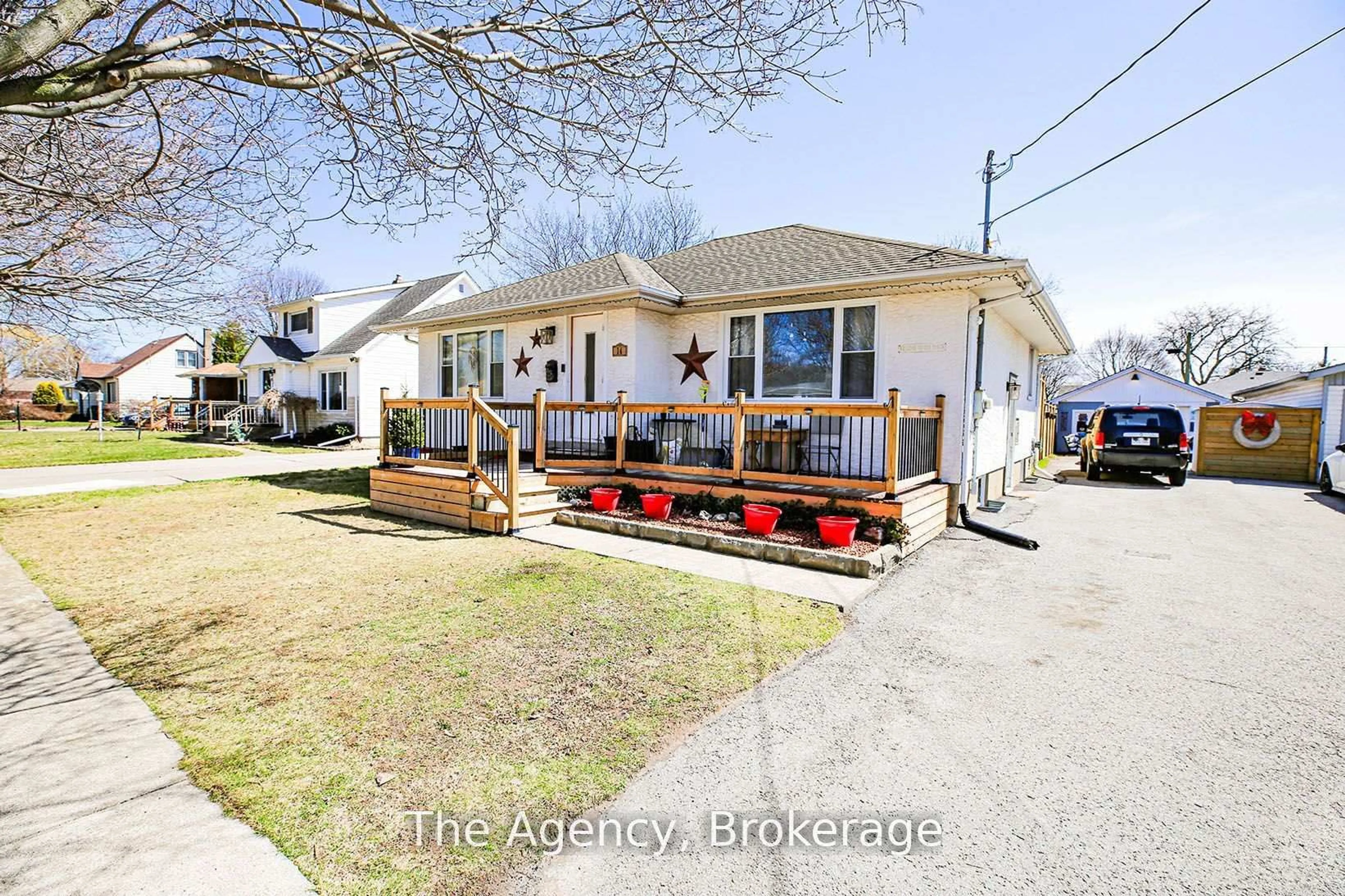 A pic from outside/outdoor area/front of a property/back of a property/a pic from drone, street for 14 Heywood Ave, St. Catharines Ontario L2M 2M8