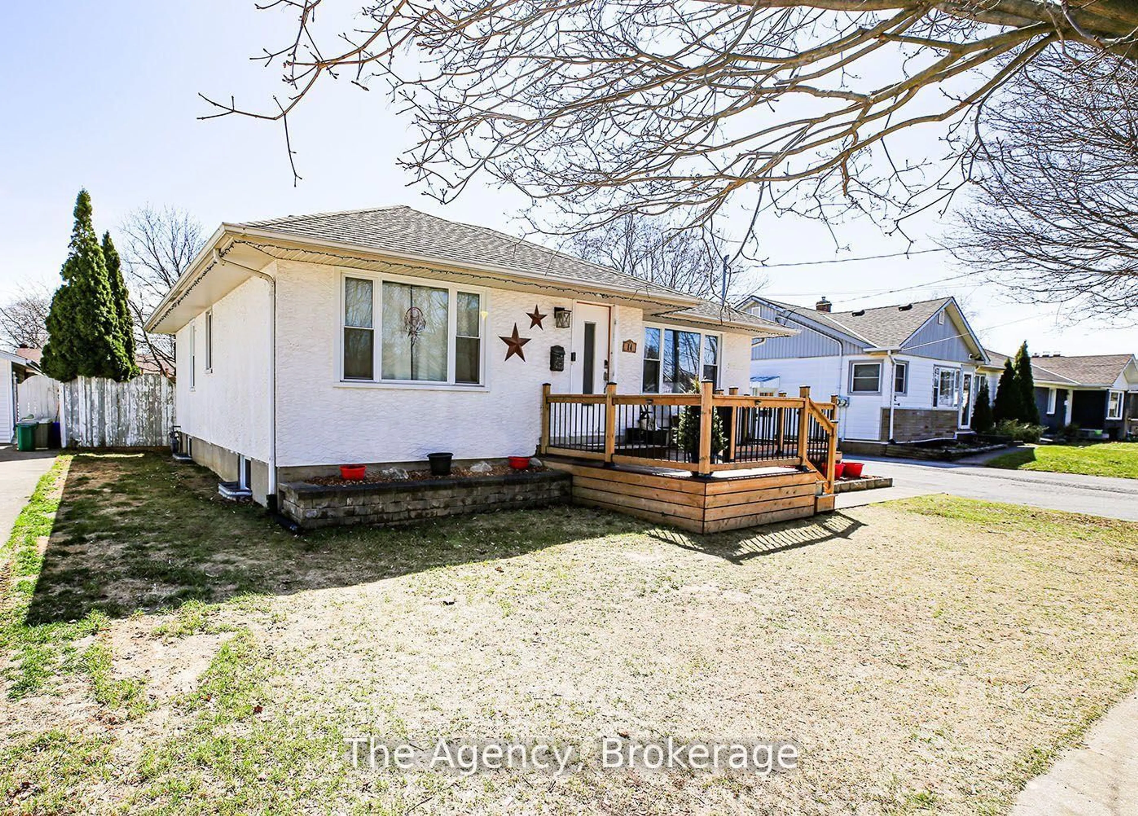 A pic from outside/outdoor area/front of a property/back of a property/a pic from drone, street for 14 Heywood Ave, St. Catharines Ontario L2M 2M8