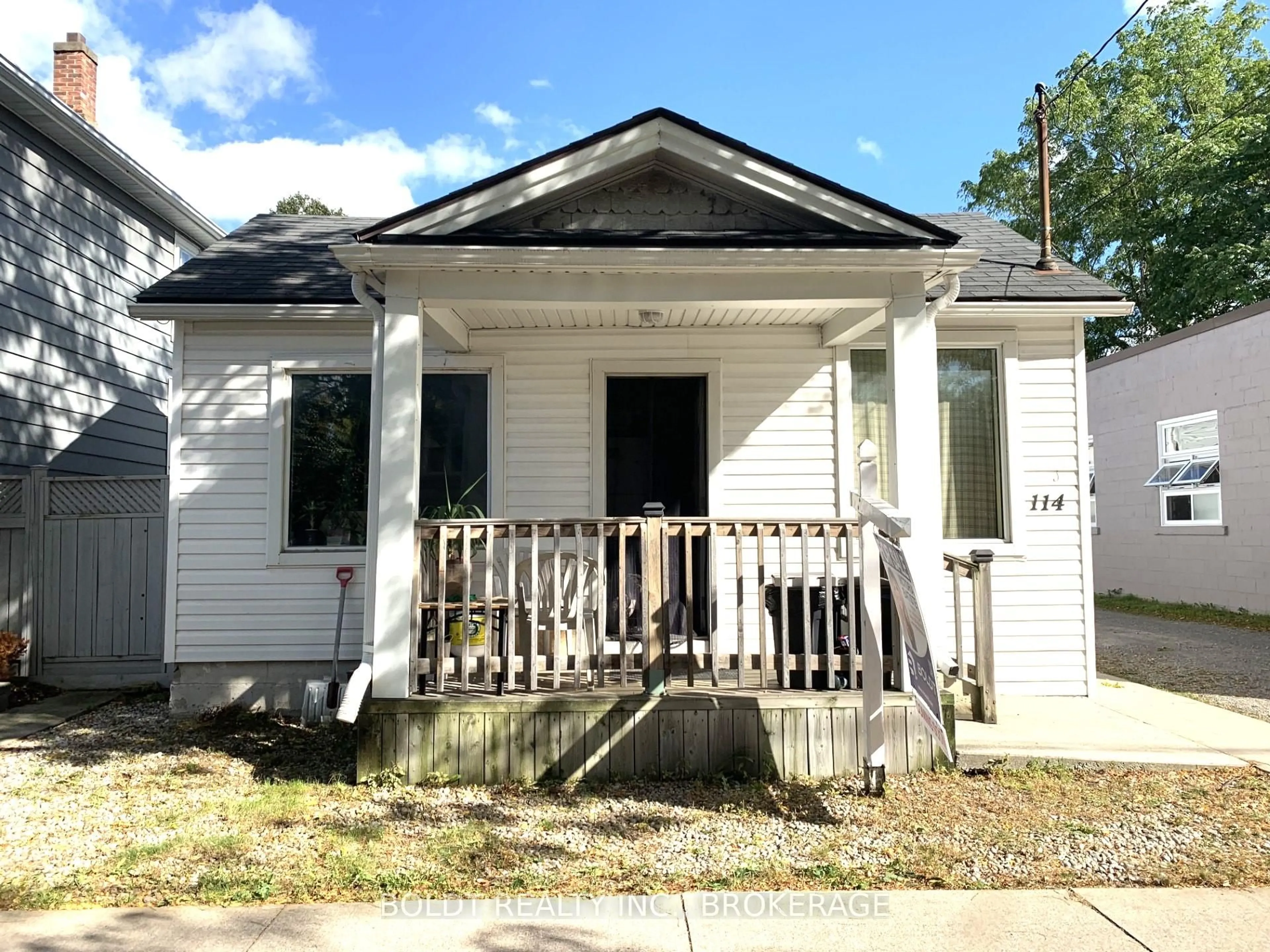 Home with vinyl exterior material, street for 114 Lake St, St. Catharines Ontario L2R 5X8