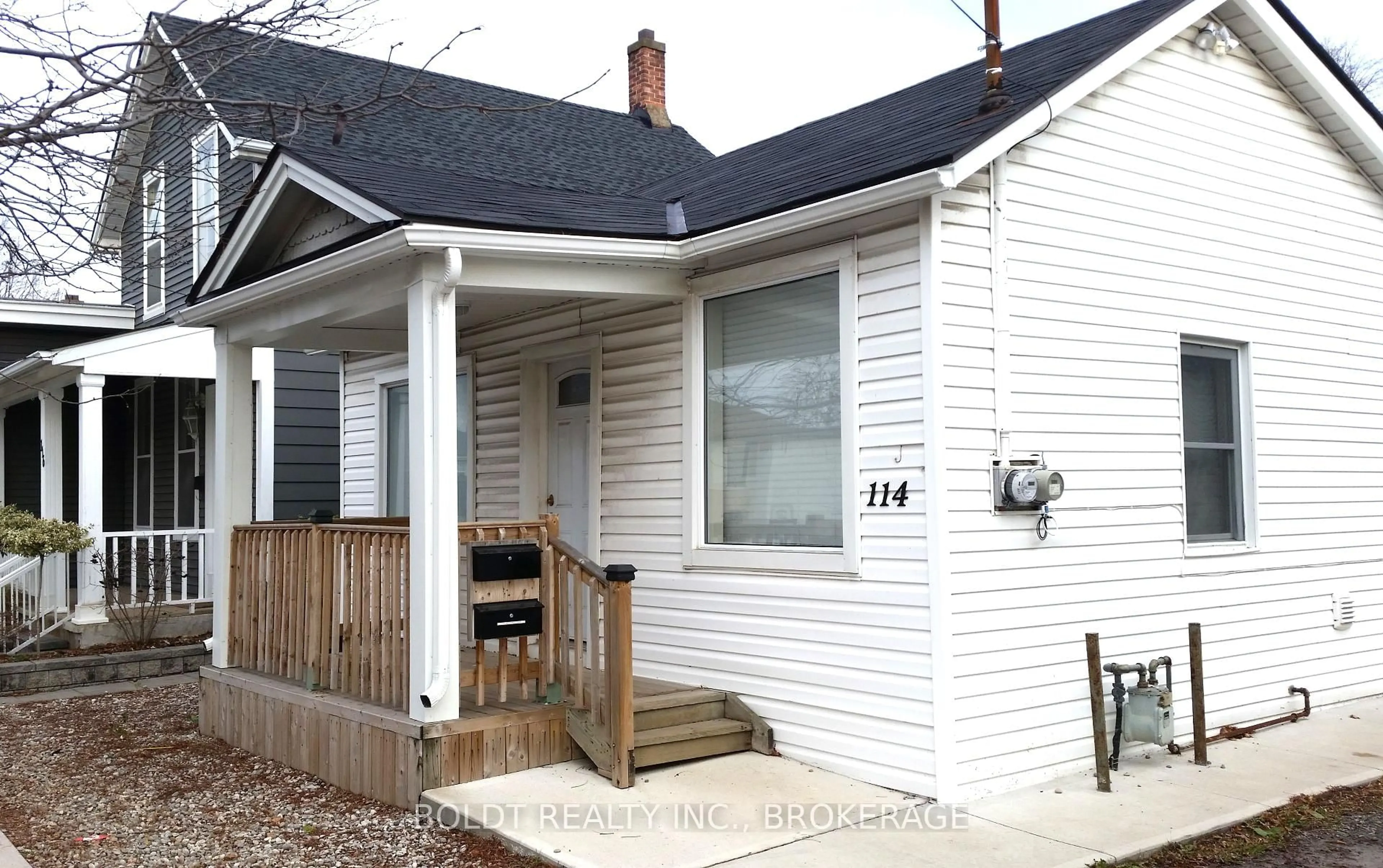 Home with vinyl exterior material, street for 114 Lake St, St. Catharines Ontario L2R 5X8