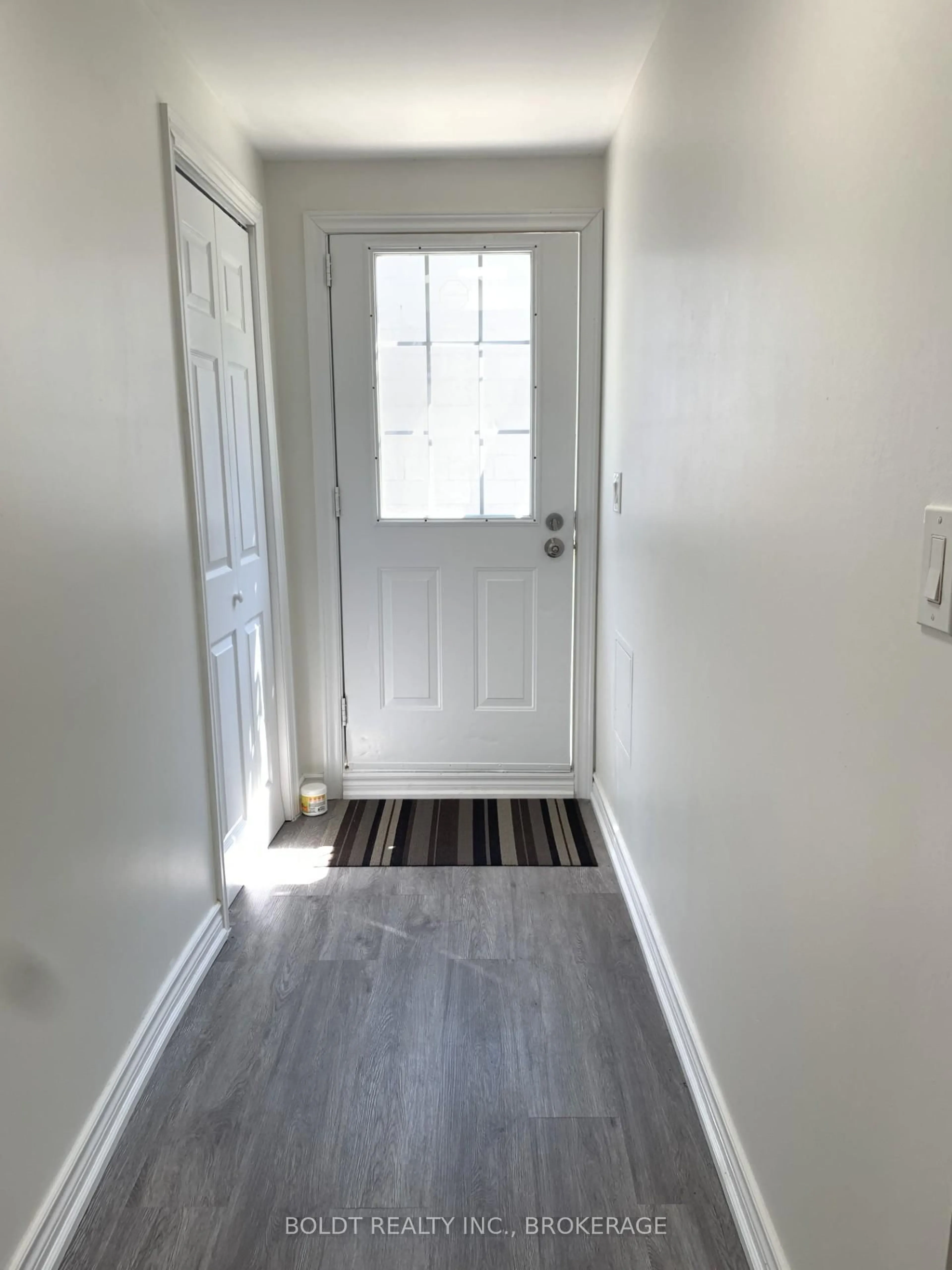 Indoor entryway for 114 Lake St, St. Catharines Ontario L2R 5X8