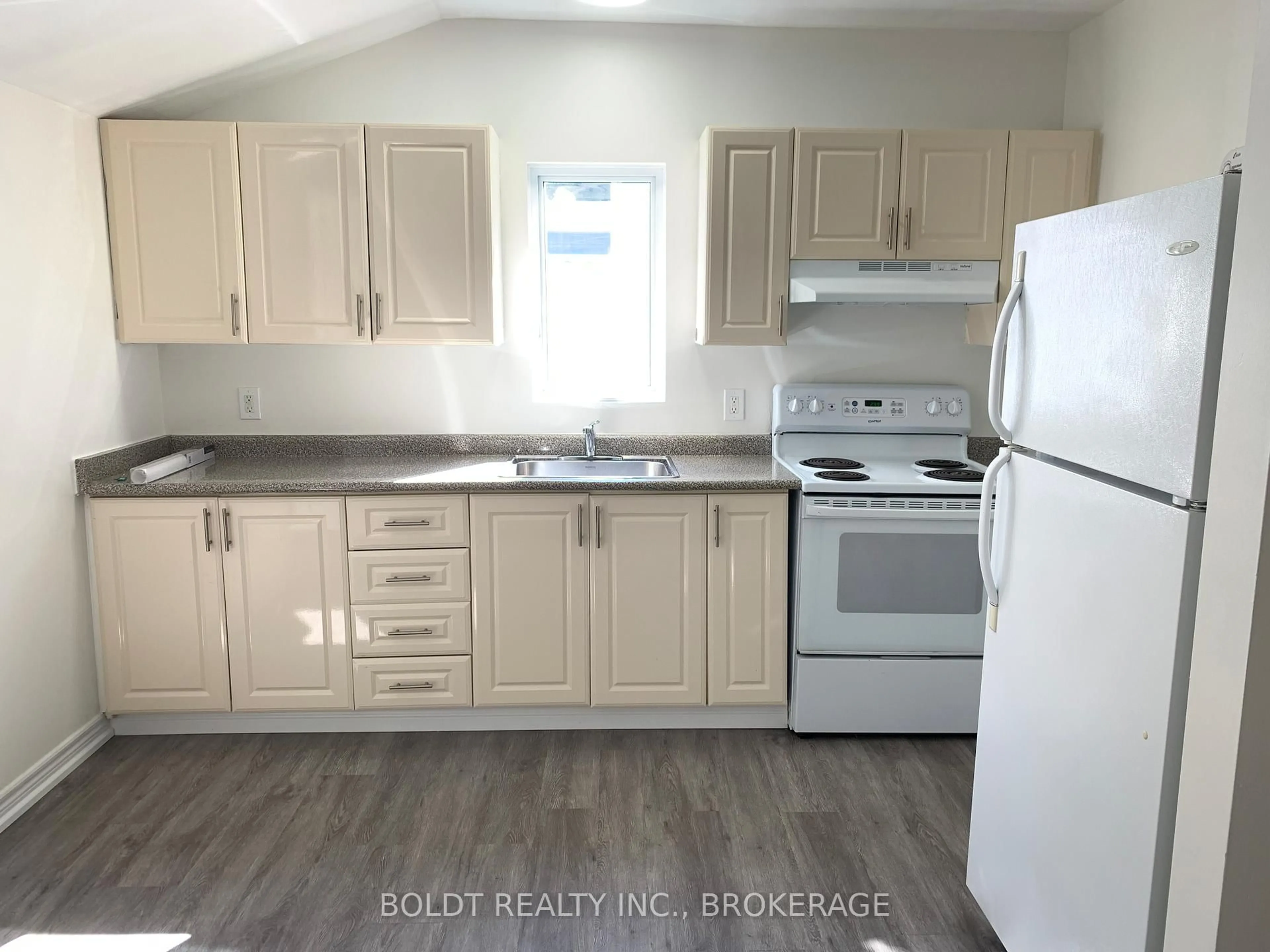 Standard kitchen, unknown for 114 Lake St, St. Catharines Ontario L2R 5X8