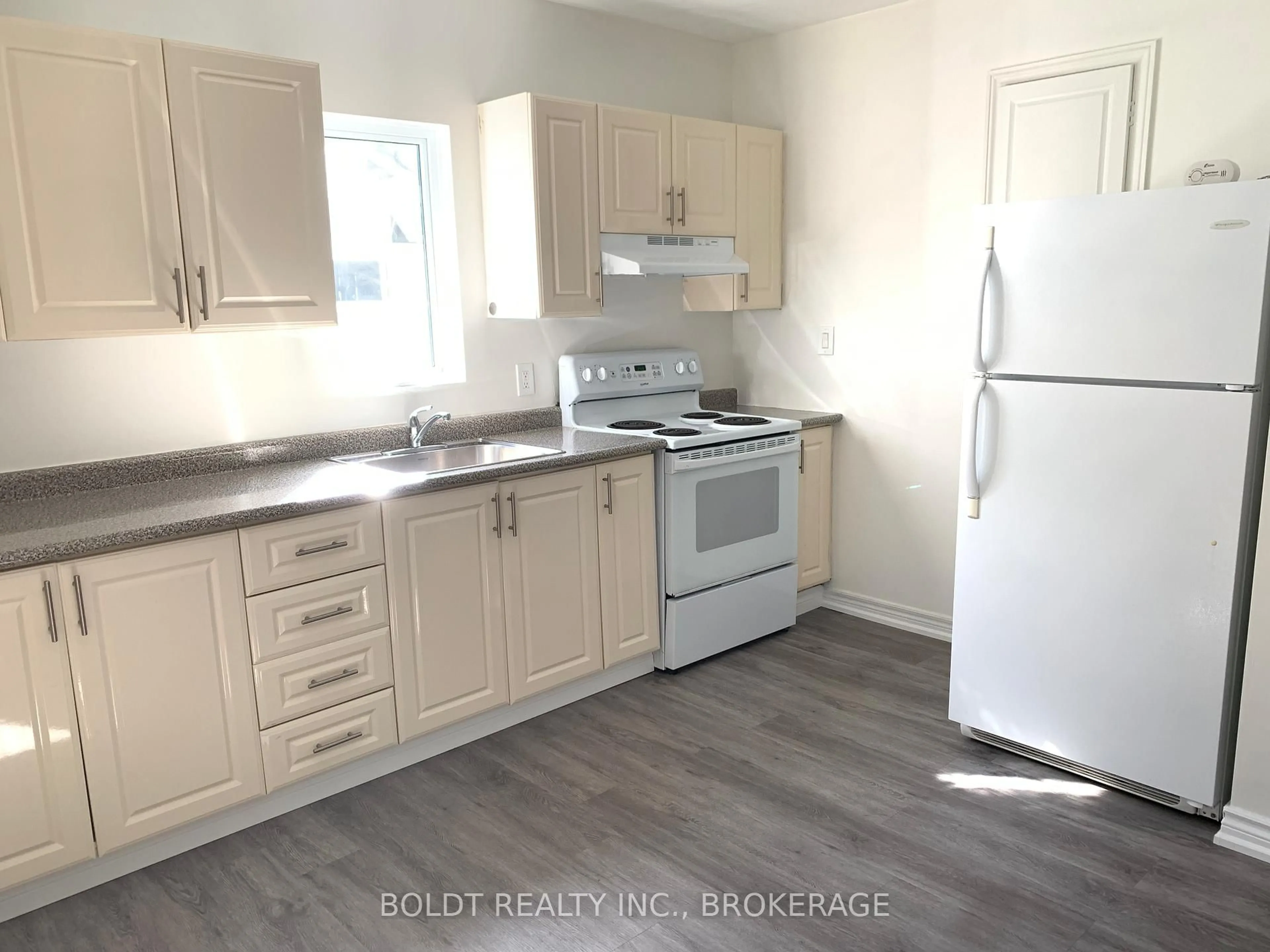 Standard kitchen, unknown for 114 Lake St, St. Catharines Ontario L2R 5X8