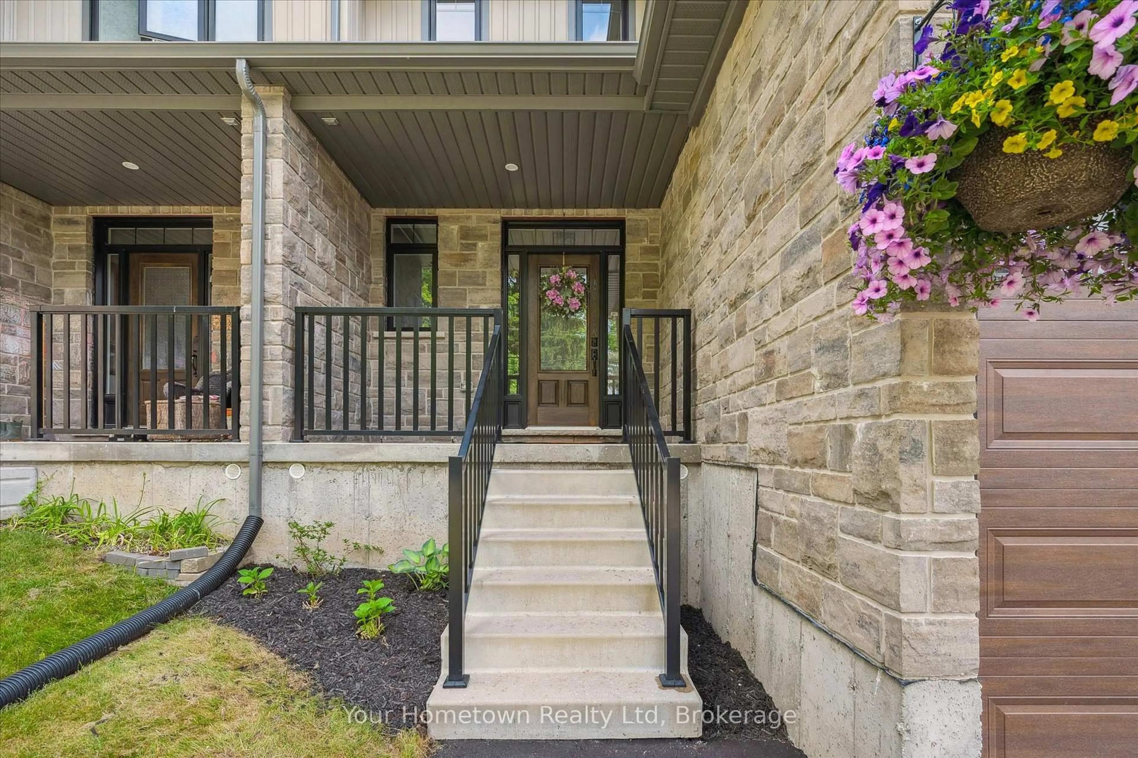 Indoor entryway for 131 Kertland St, Centre Wellington Ontario N0B 1S0