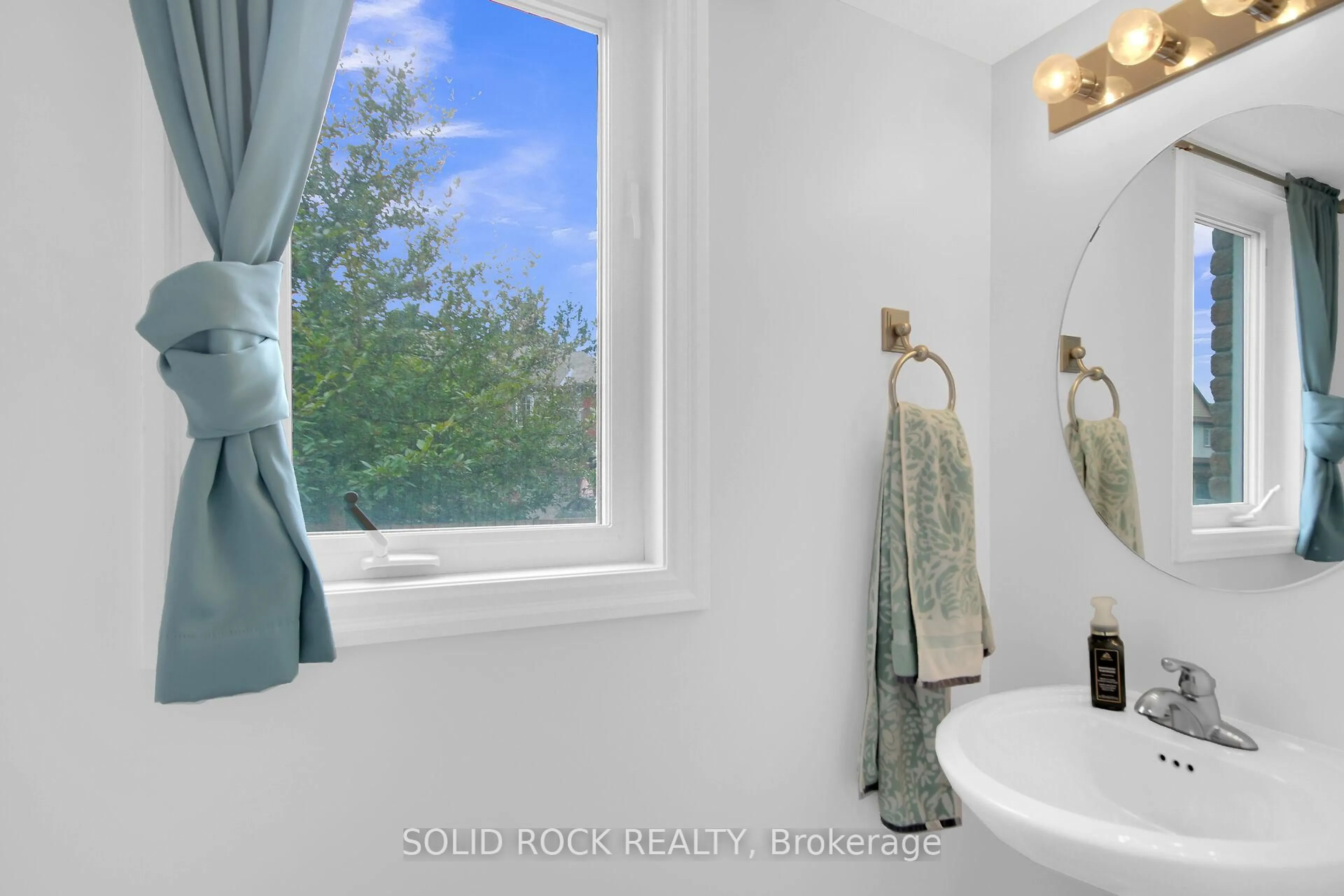 Standard bathroom, ceramic/tile floor for 600 Gazebo St, Ottawa Ontario K4M 0B5