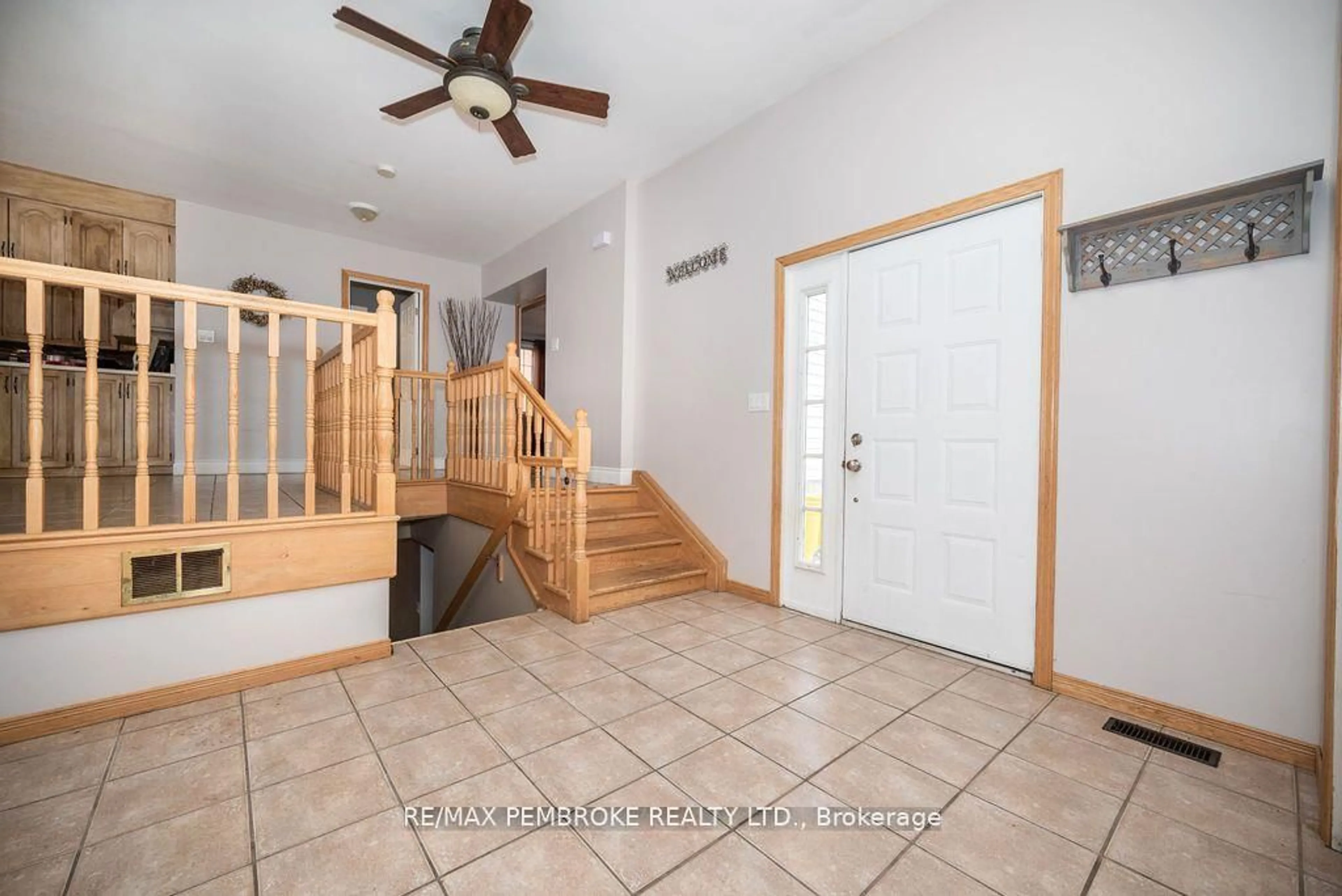 Indoor entryway for 590 Boundary Rd, Pembroke Ontario K8A 6M6