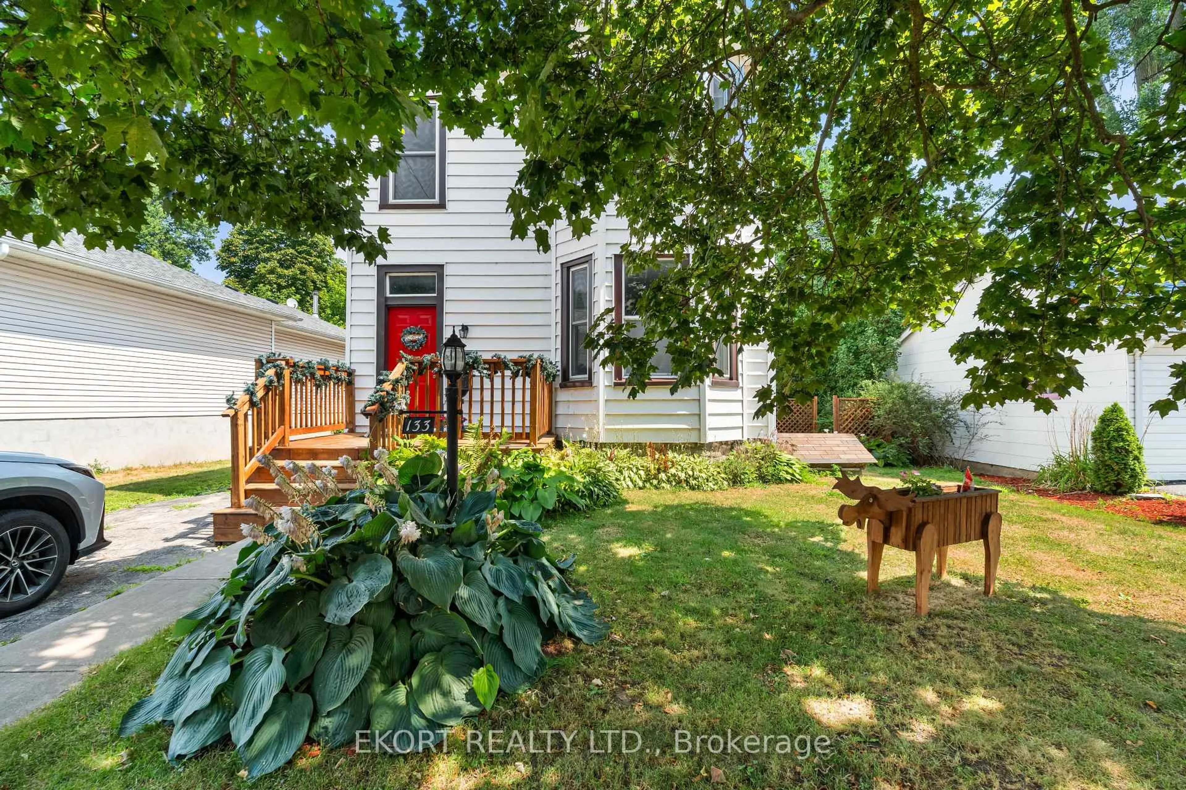 A pic from outside/outdoor area/front of a property/back of a property/a pic from drone, street for 133 Foster Ave, Belleville Ontario K8N 3P8