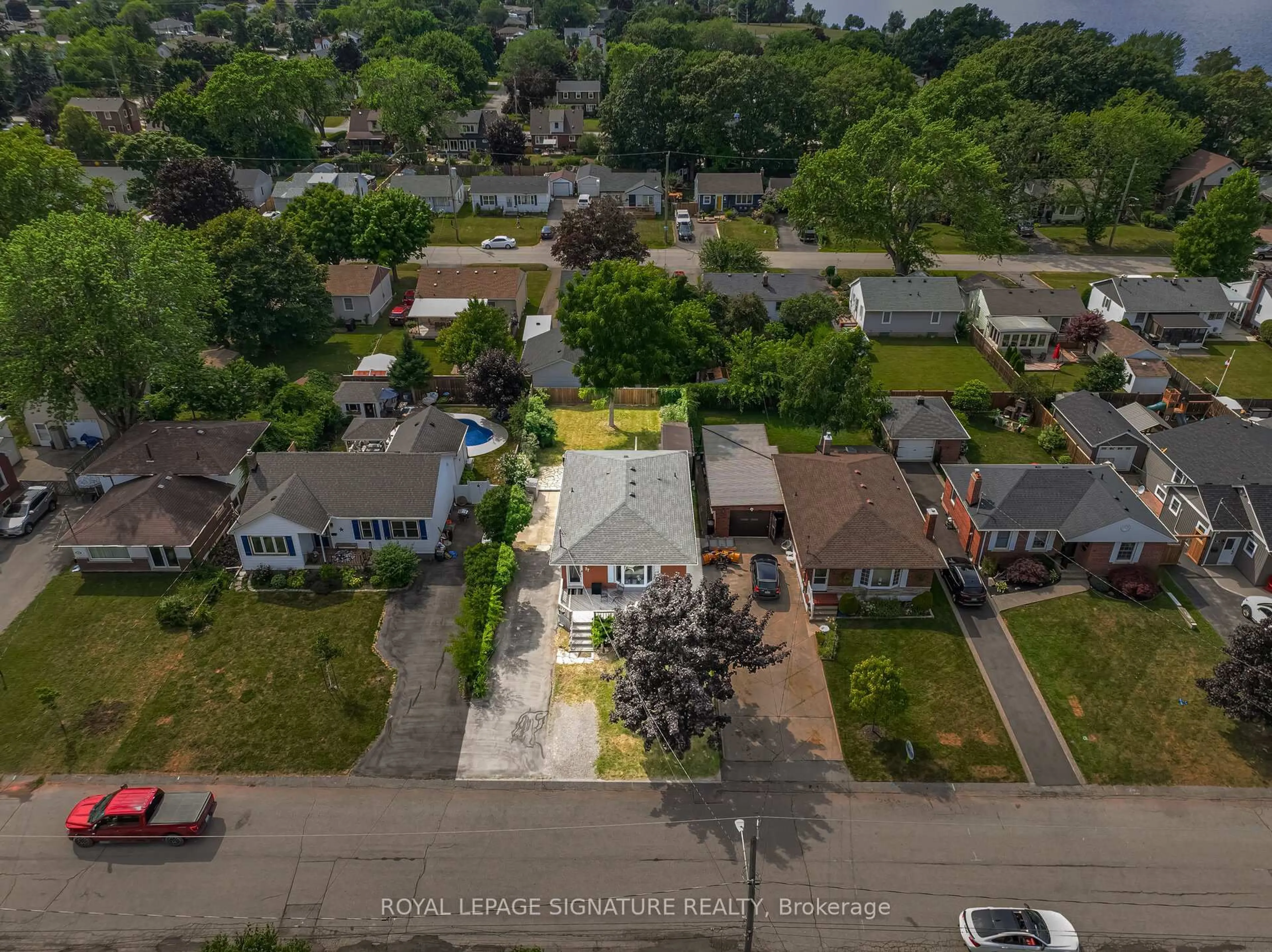 A pic from outside/outdoor area/front of a property/back of a property/a pic from drone, unknown for 77 Fairview Rd, Grimsby Ontario L3M 3L6