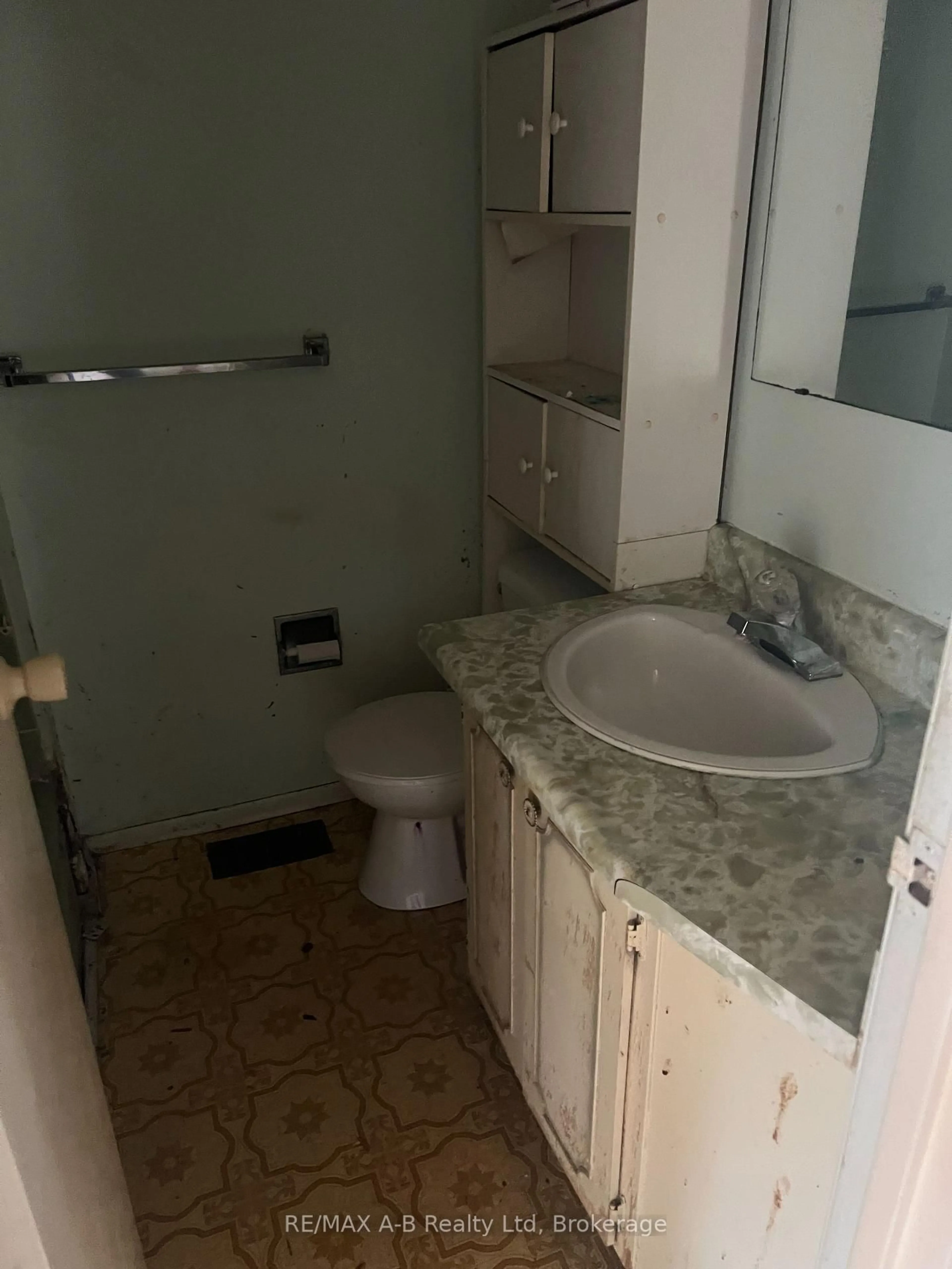 Standard bathroom, floor is not visible for 237 Willow St, Stratford Ontario N5A 3B6