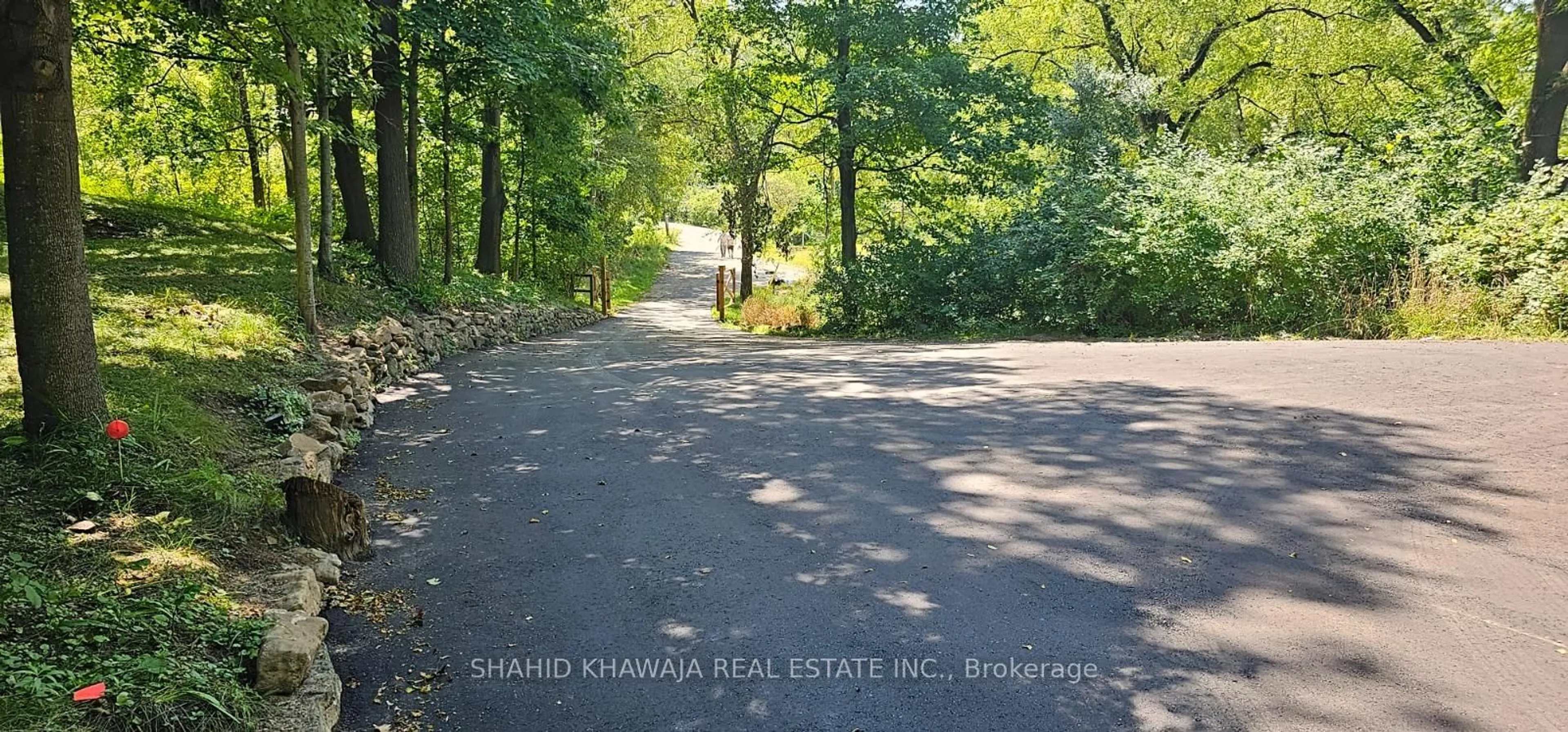 Blurry image for 716 Artaban Rd, Hamilton Ontario L9H 5E3