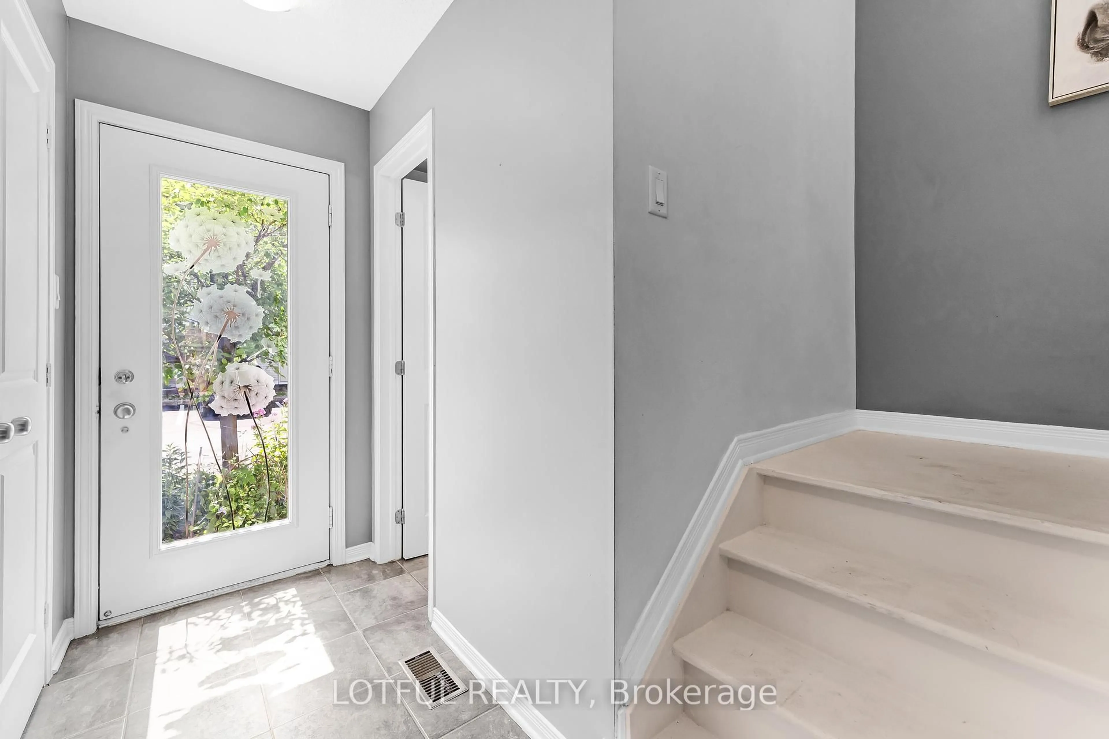 Indoor entryway for 515 Burleigh Private, Ottawa Ontario K1J 1J9